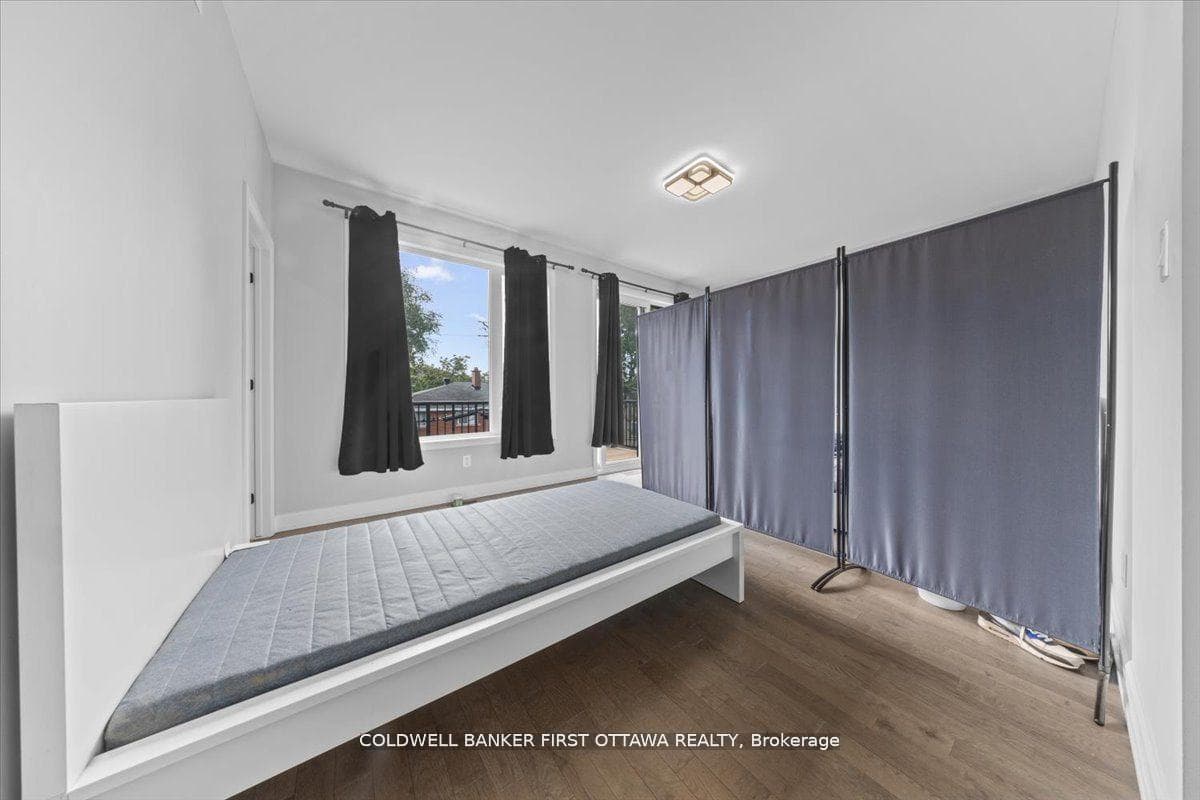 562 QUEEN MARY Street photo 19