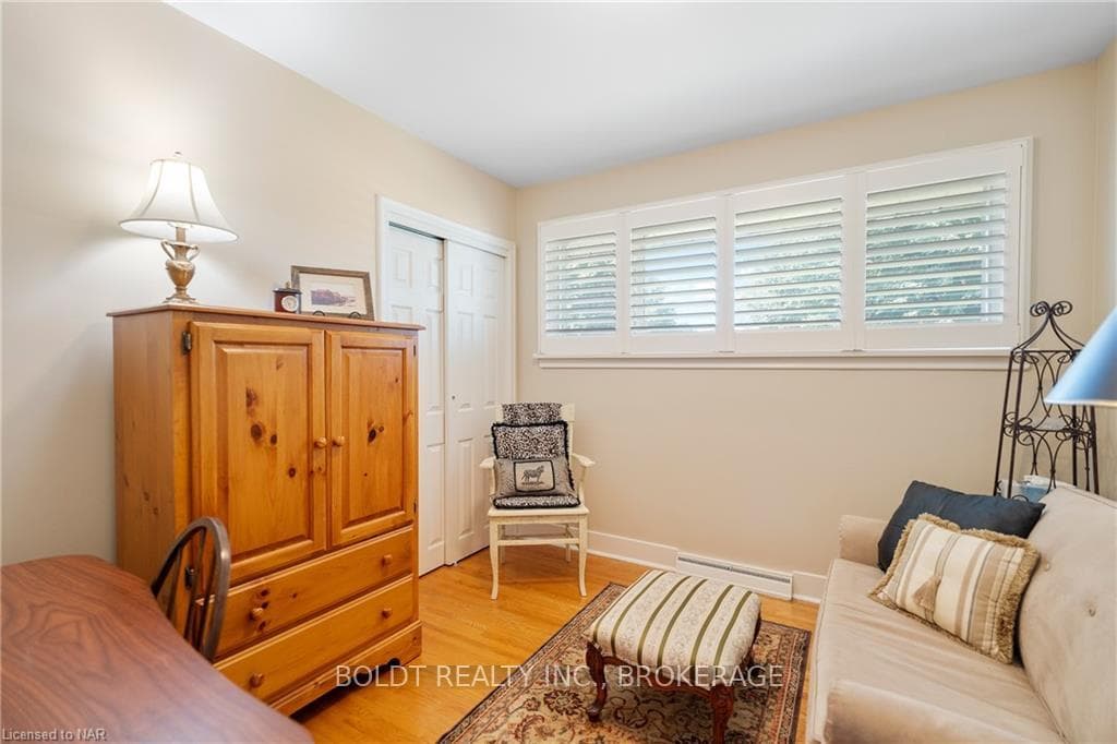 3rd bedroom used as office den
