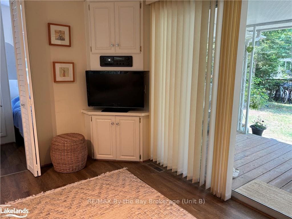 85 THEME PARK Drive Unit 286 photo 14