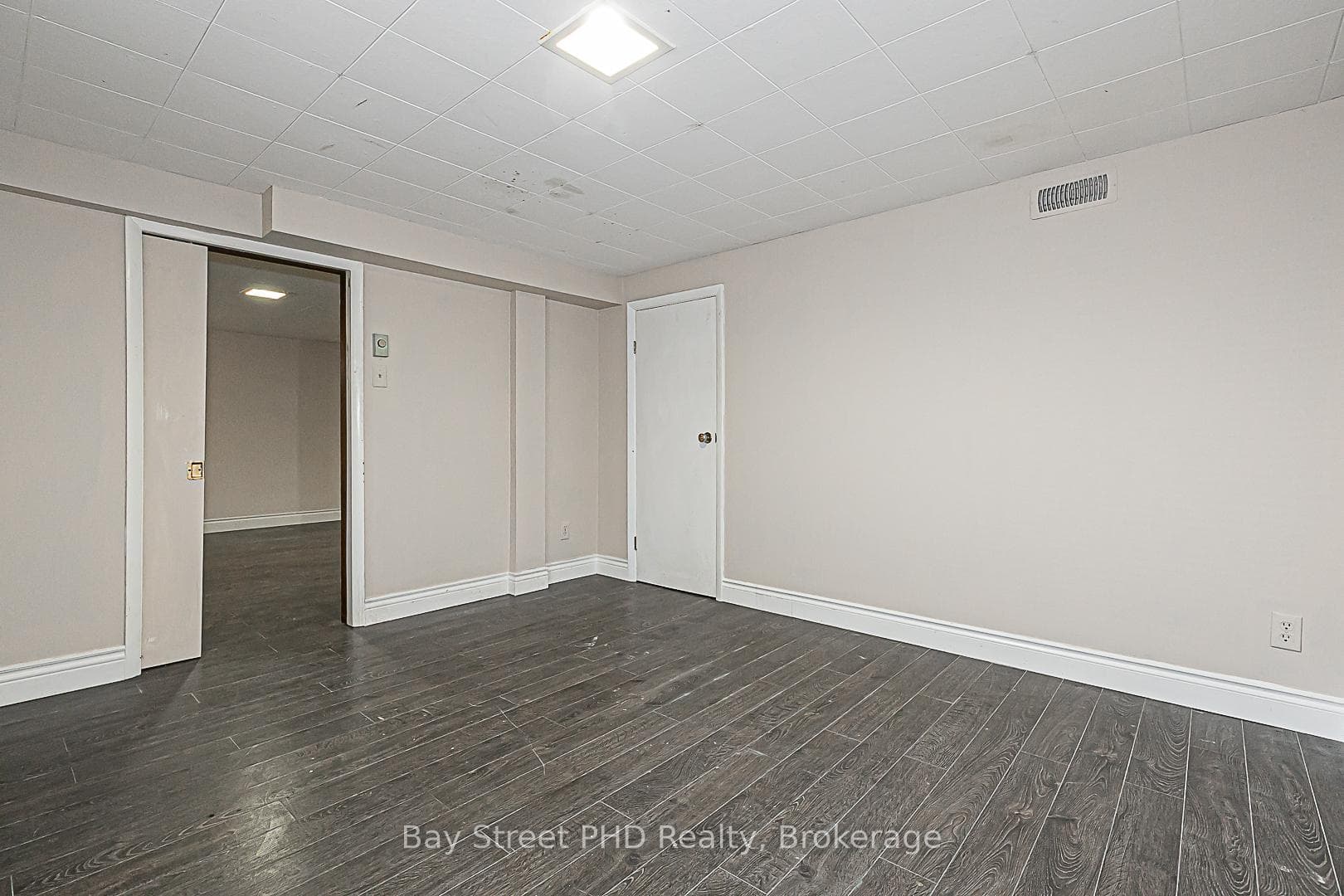 19 Herbert Avenue photo 33