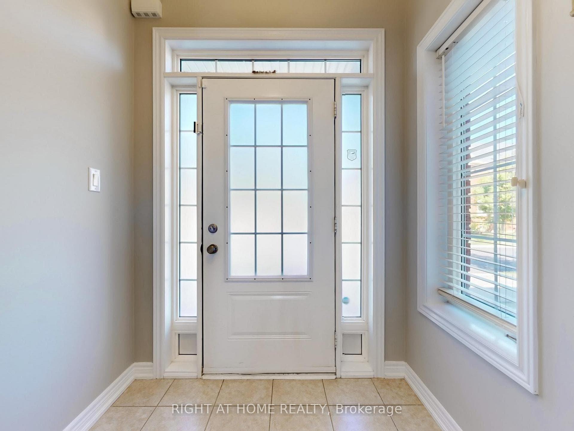 537 Vaughan Court photo 2