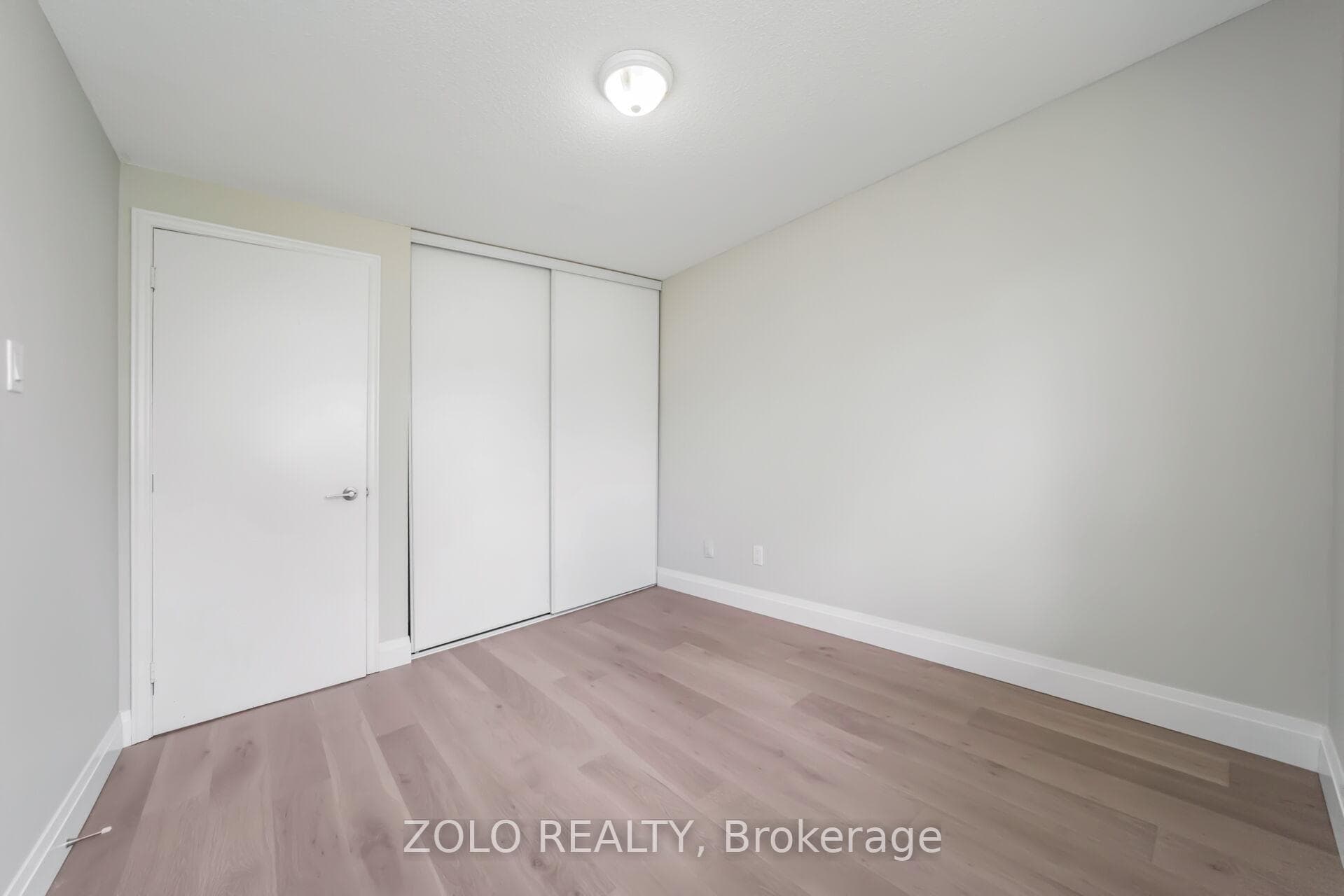 136 Goldhawk Trail photo 25