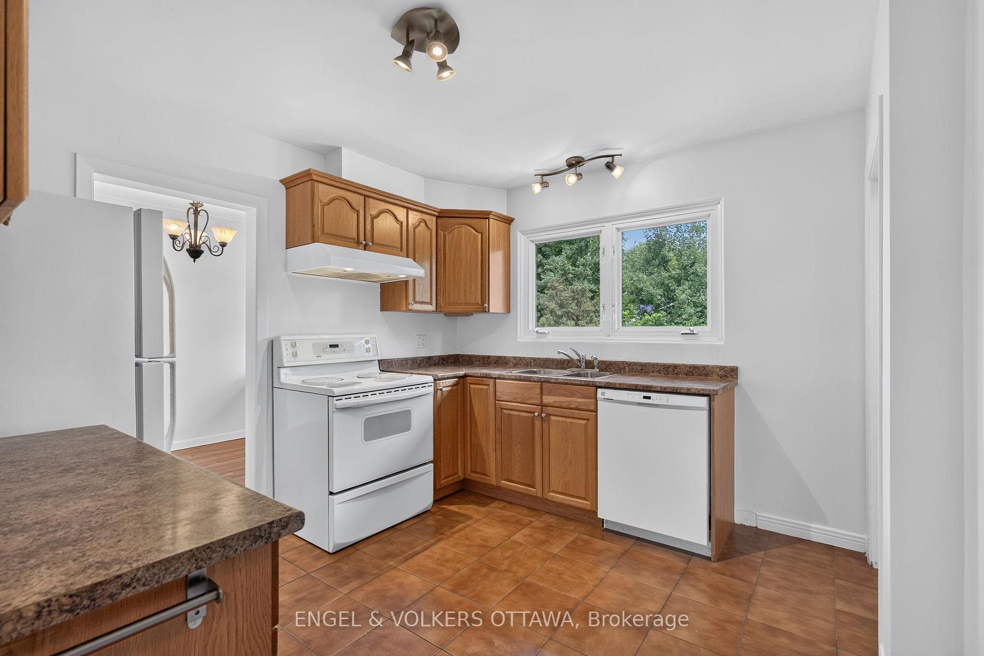 2439 Alta Vista Drive photo 10