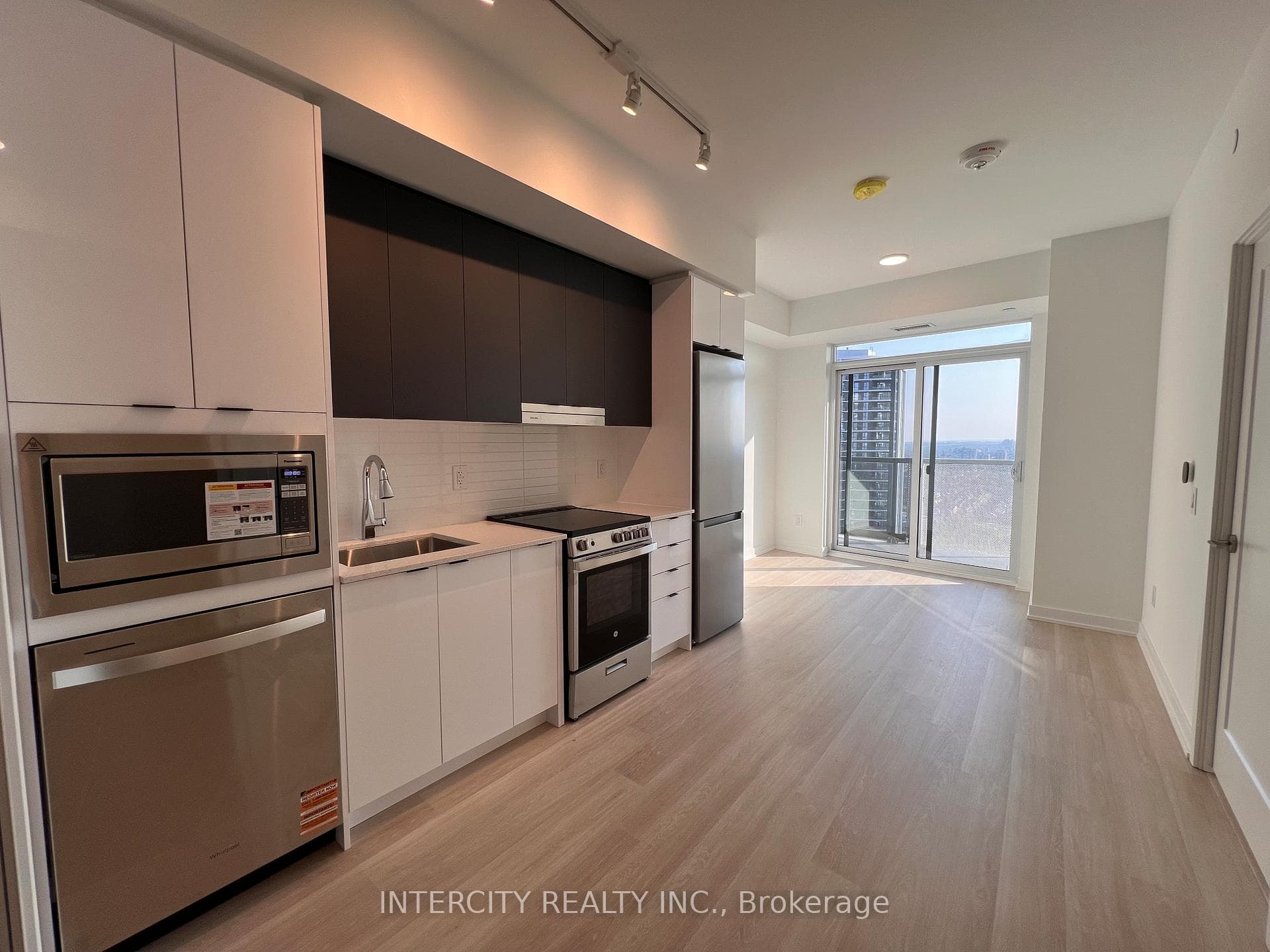 5105 Hurontario Street Unit 2807 photo 2