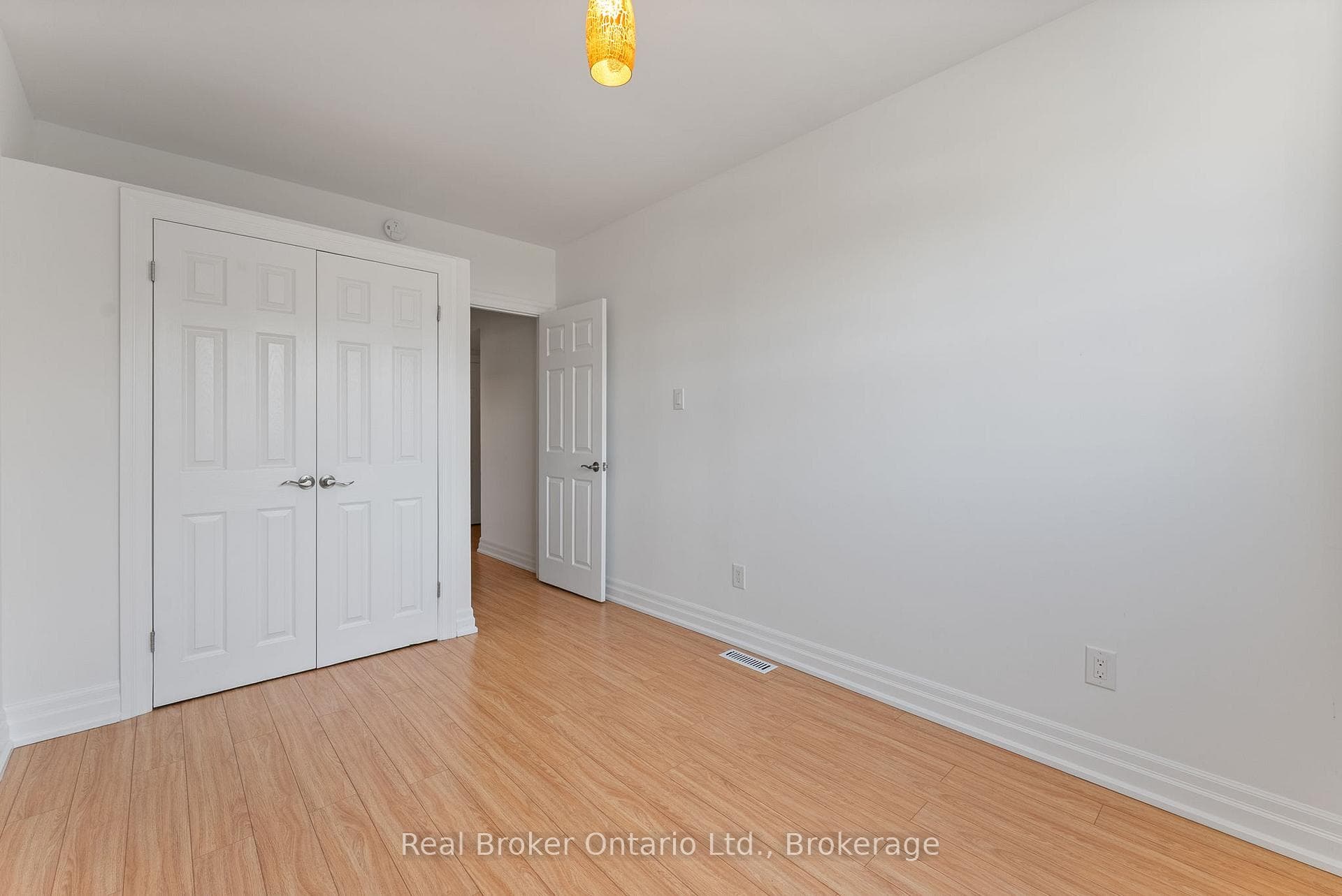 985 Kingsway Drive Unit 5 photo 8