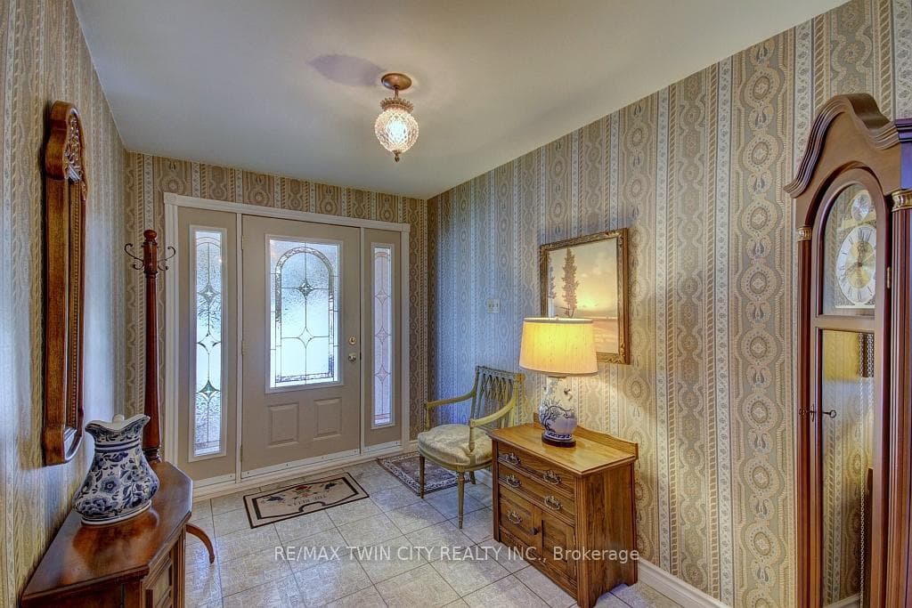 172 Forest Glen Crescent photo 3