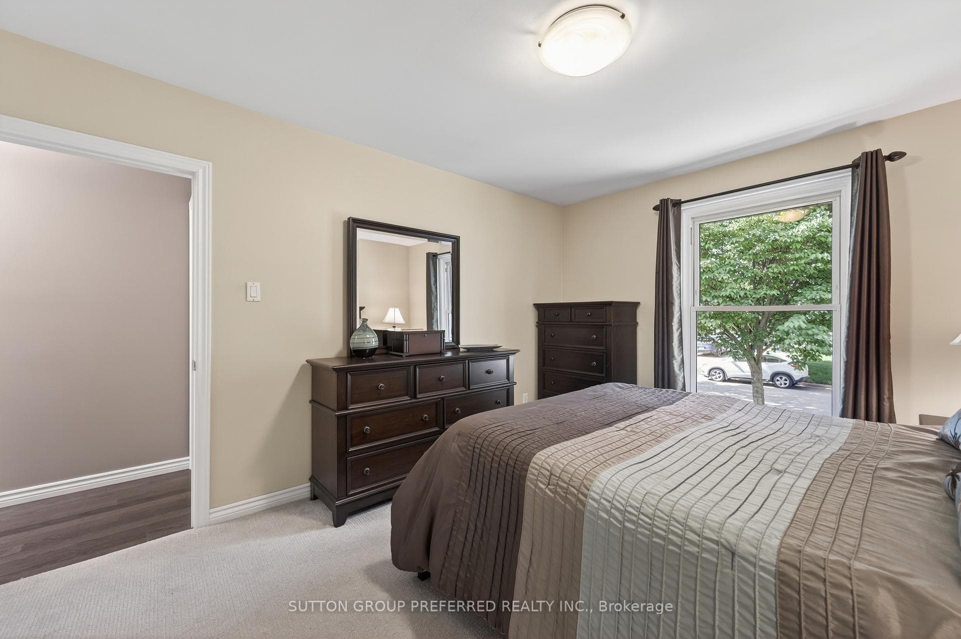647 Glengyle Crescent photo 16