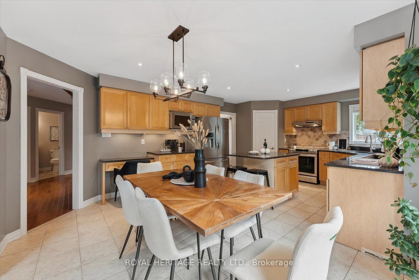 11 Dopp Crescent photo 12