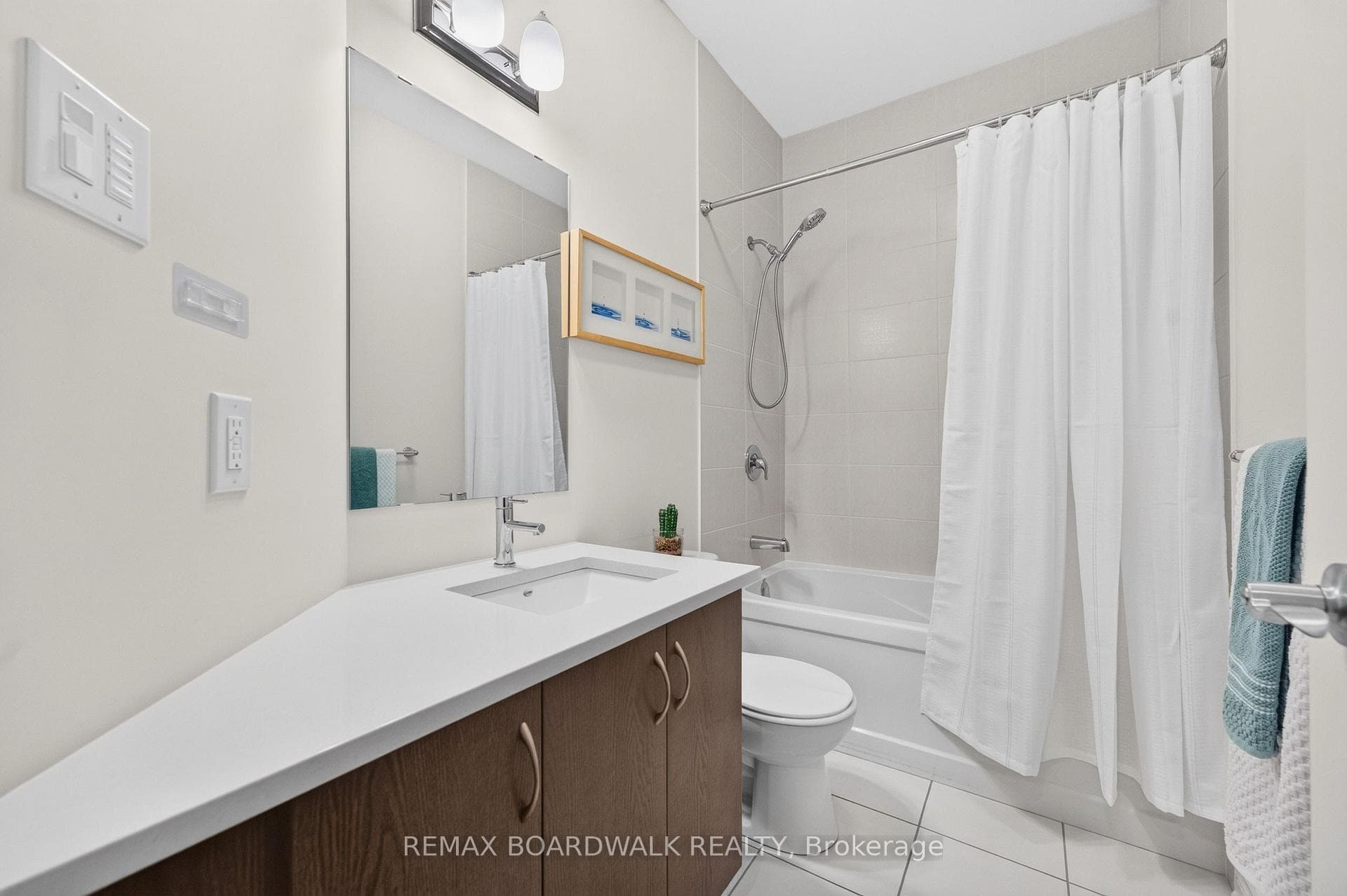 2 Pc Main Bath w/ Quartz Counters