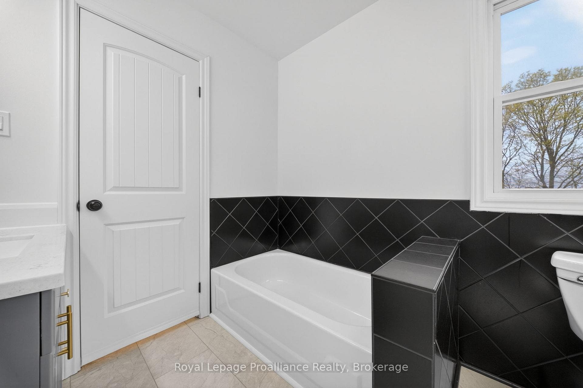 235 East Hungerford Road photo 25