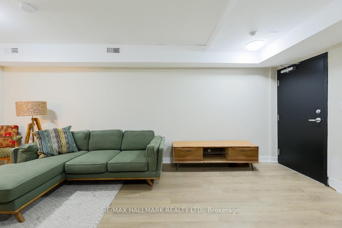 628 Danforth Avenue Unit 303 photo 5