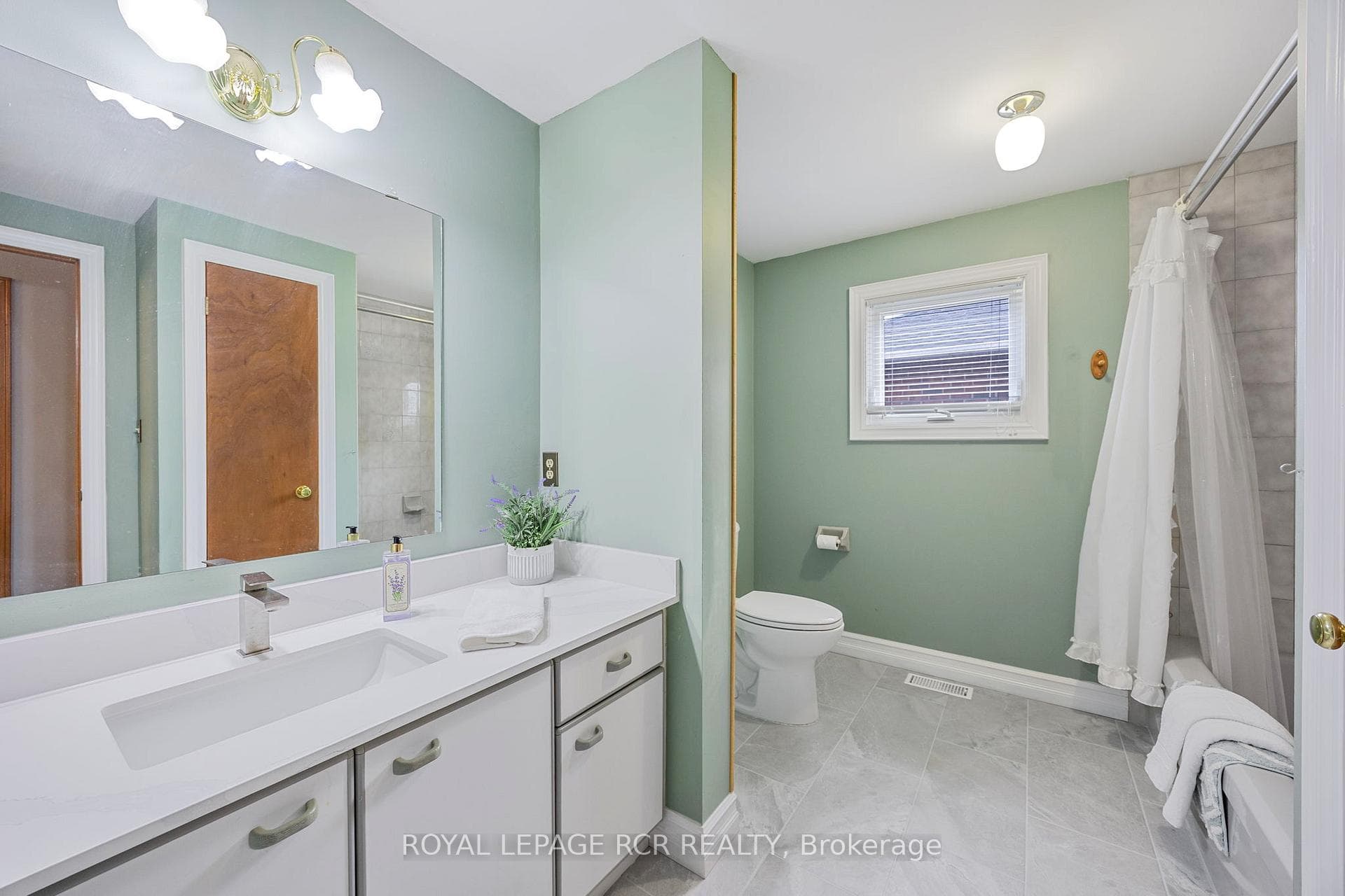Upper level 4 piece bathroom