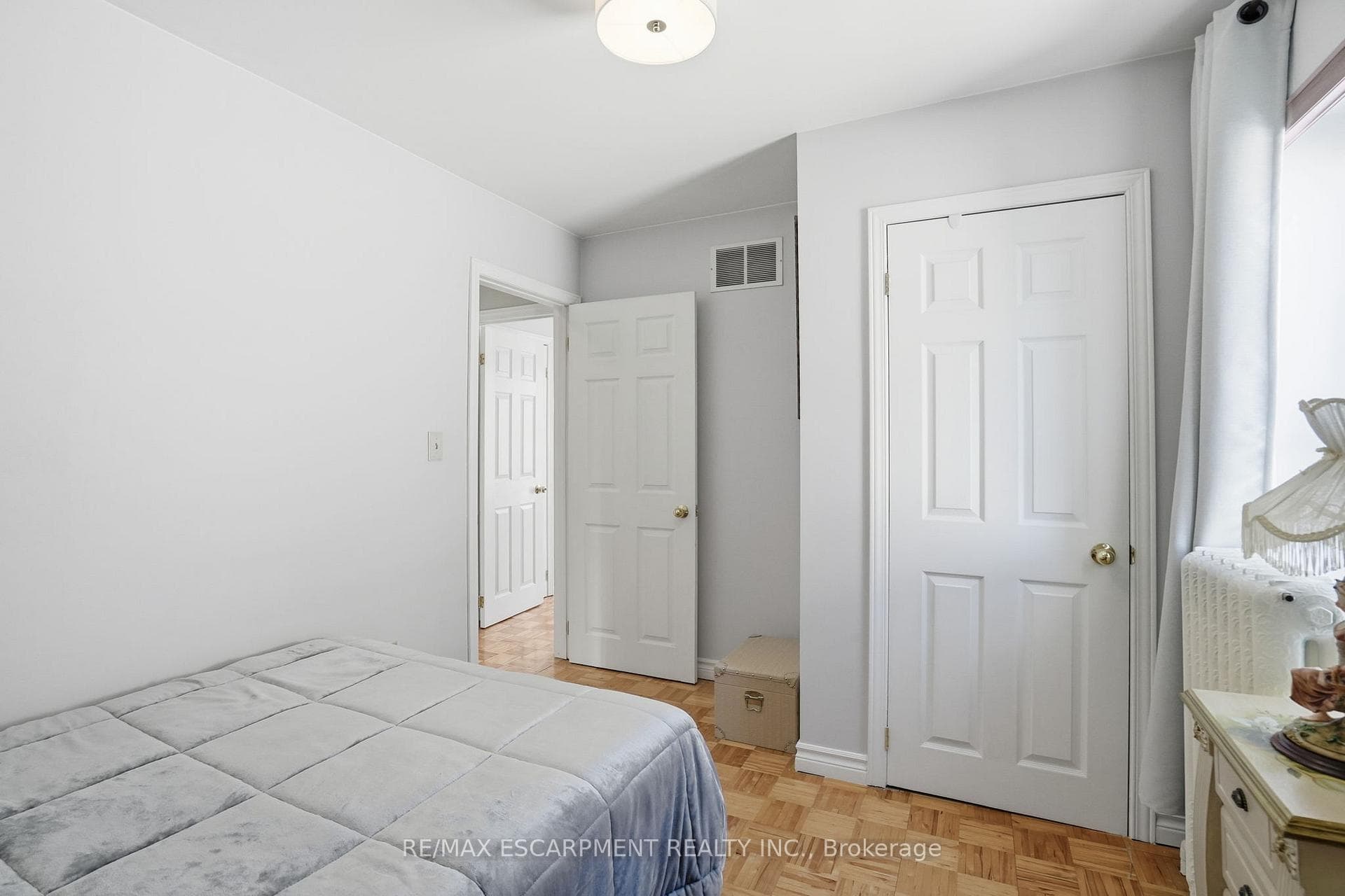 81 Simcoe Street photo 25