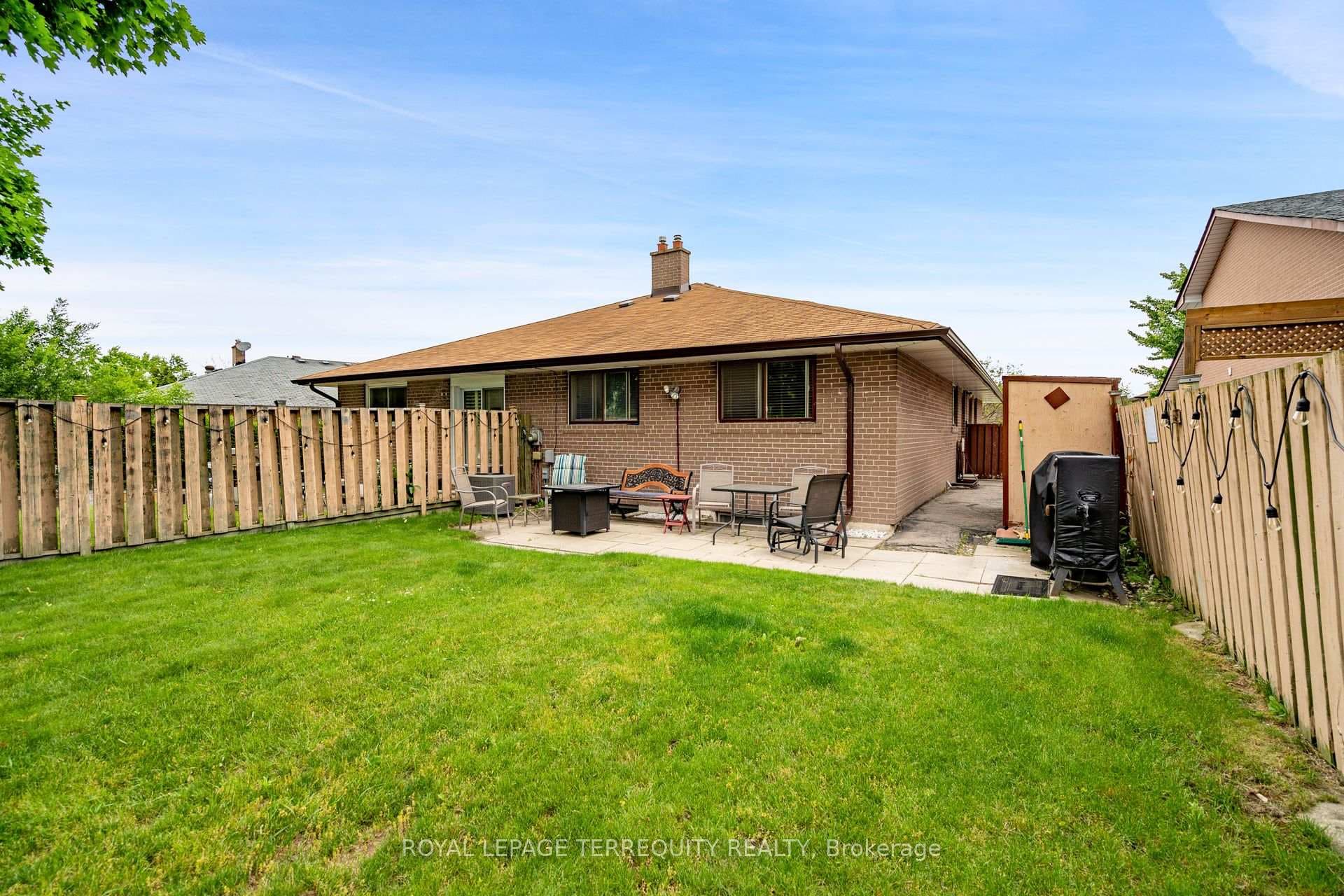 2403 Padstow Crescent photo 27