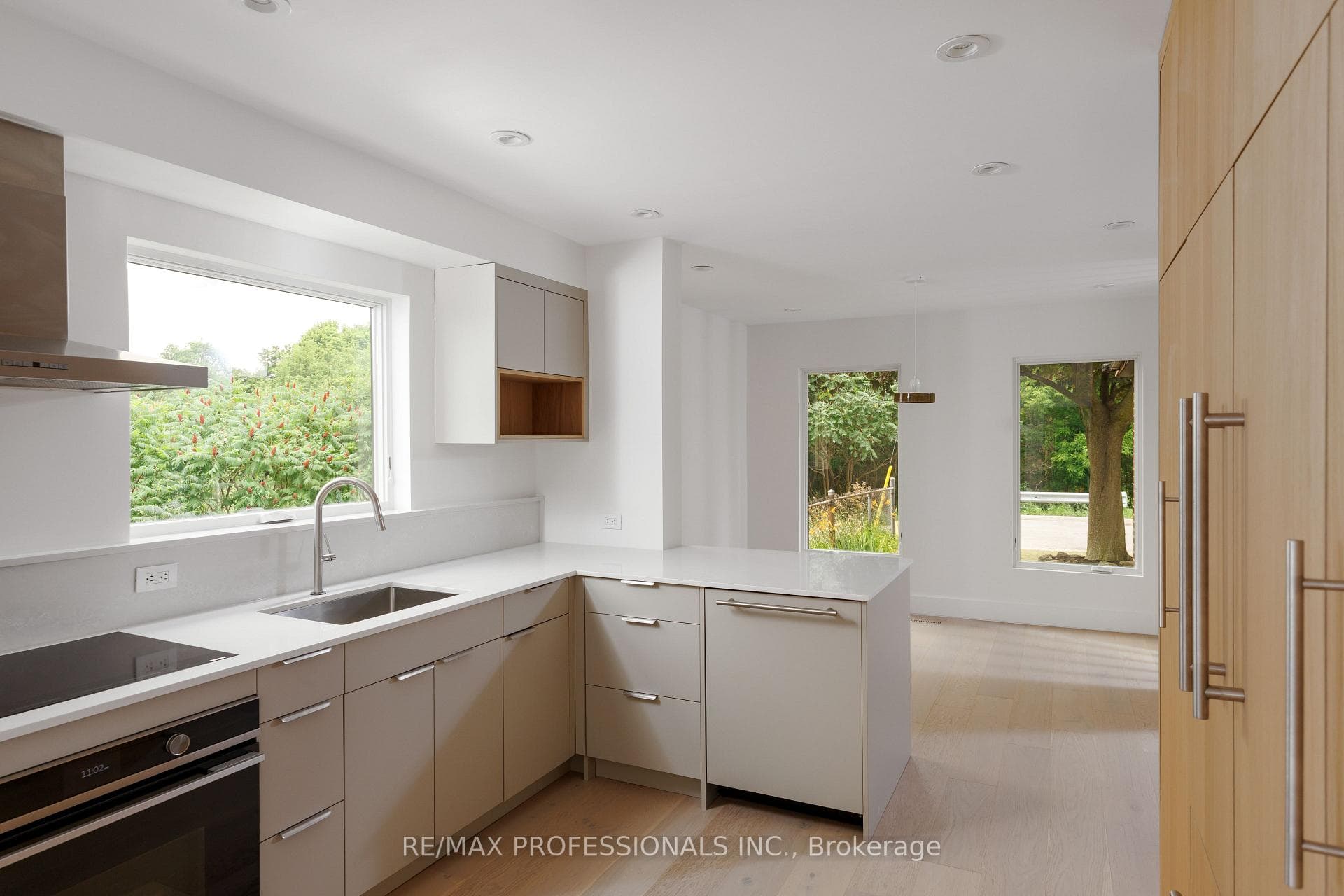 19 Arnold Avenue photo 9