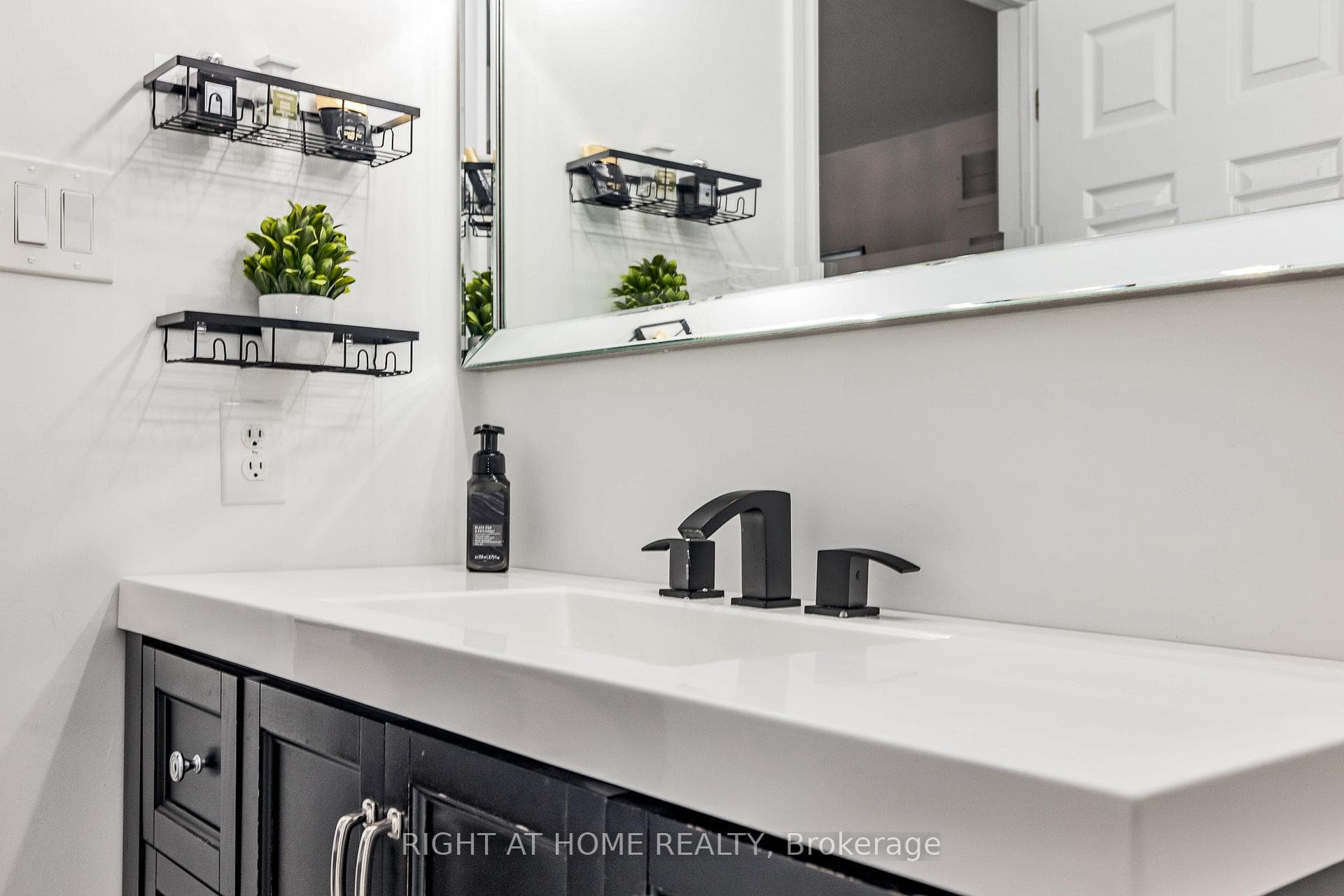 912 Messor Crescent photo 22