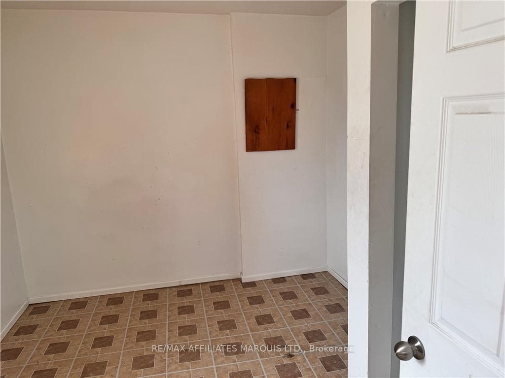16 LINSLEY Street photo 5