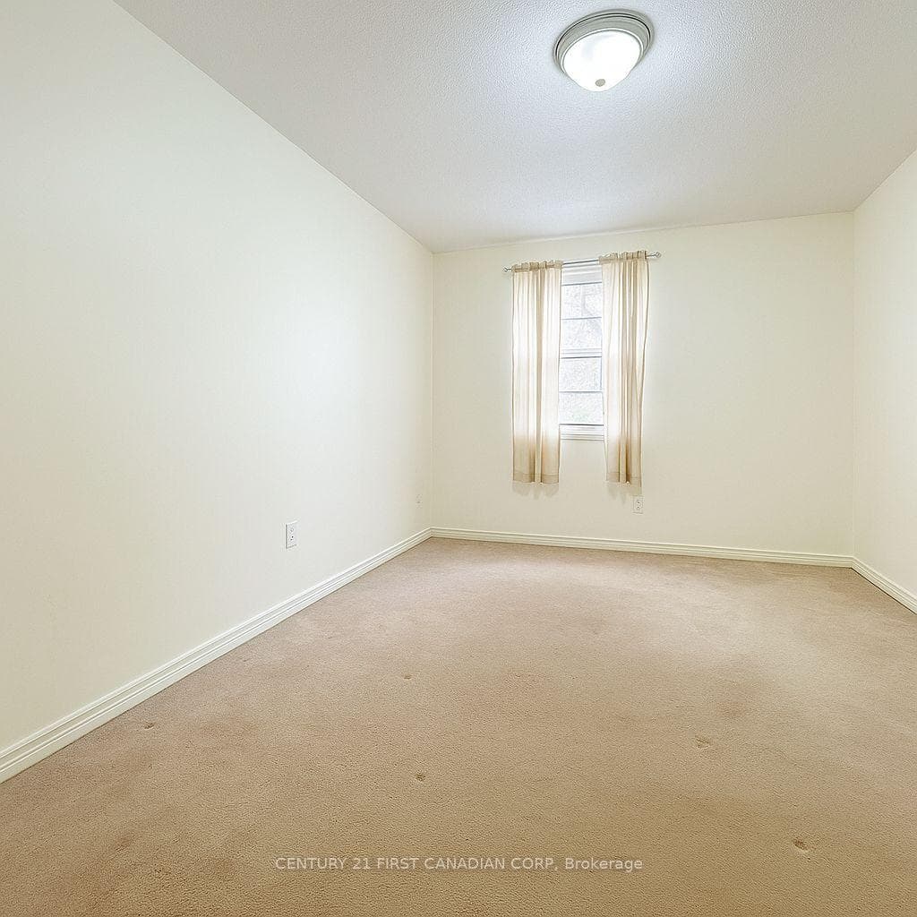 124 ARDSLEY Crescent photo 6