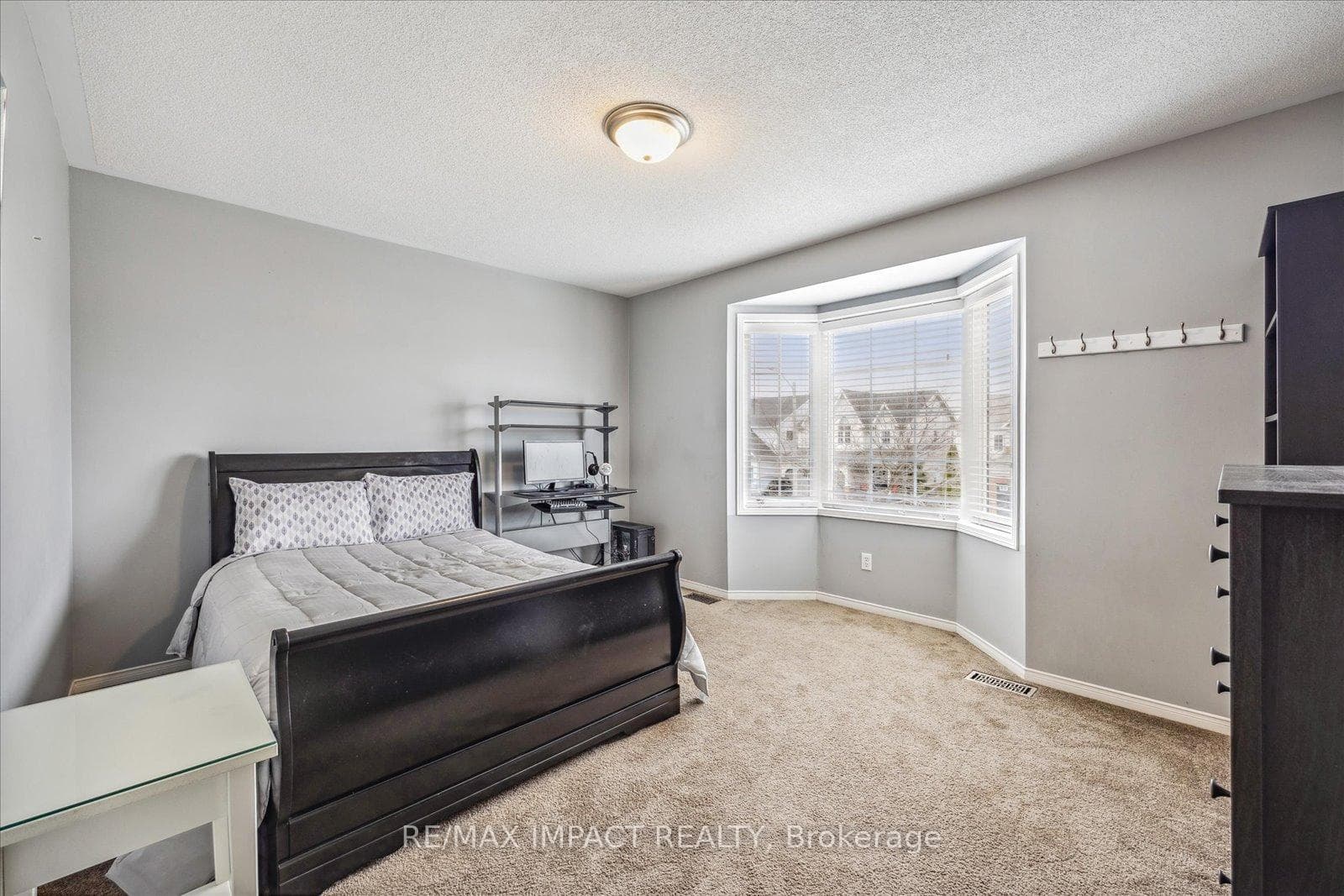 1176 Ashgrove Crescent photo 23