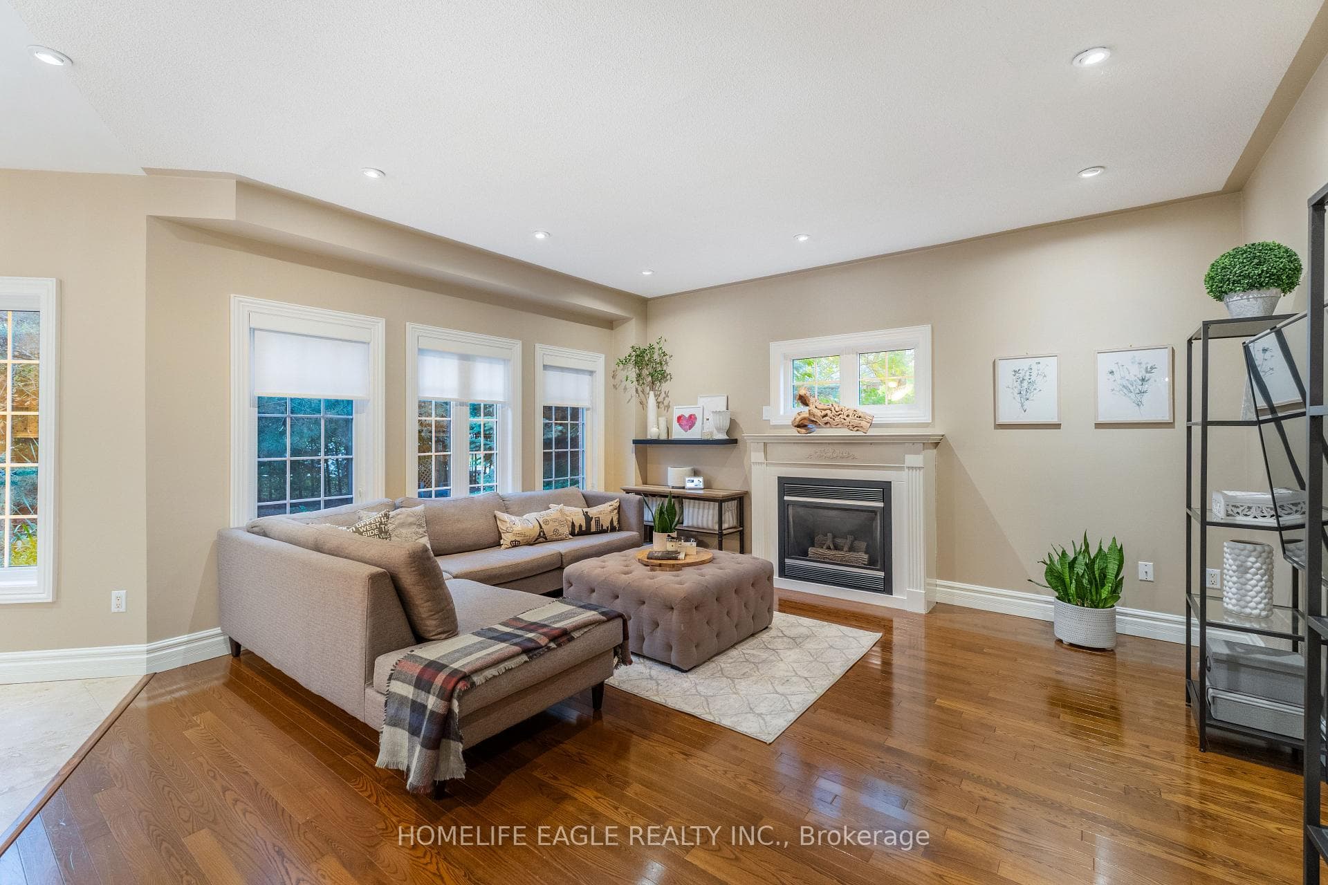 200 Narinia Crescent photo 14