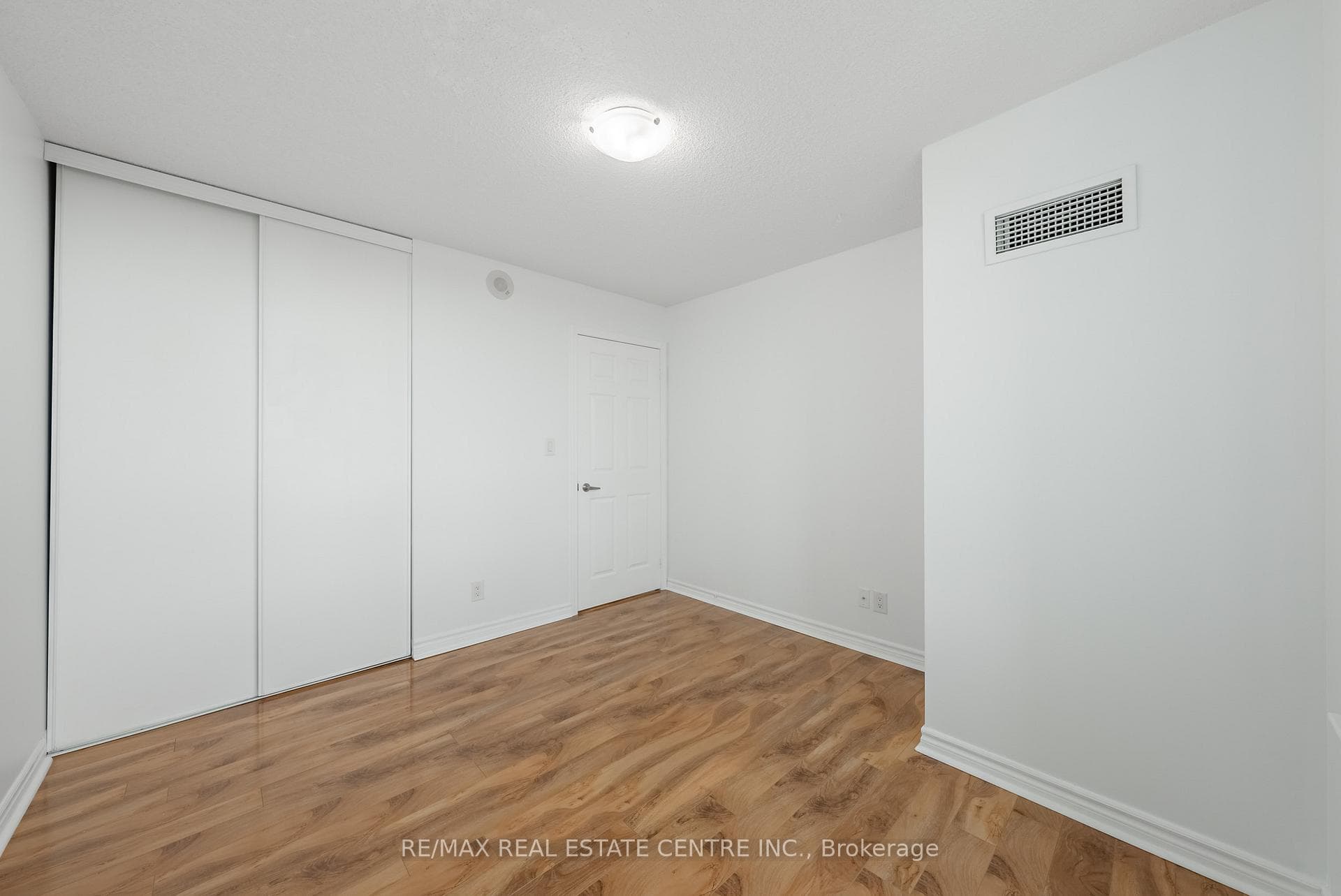 335 Rathburn Road Unit 511 photo 30