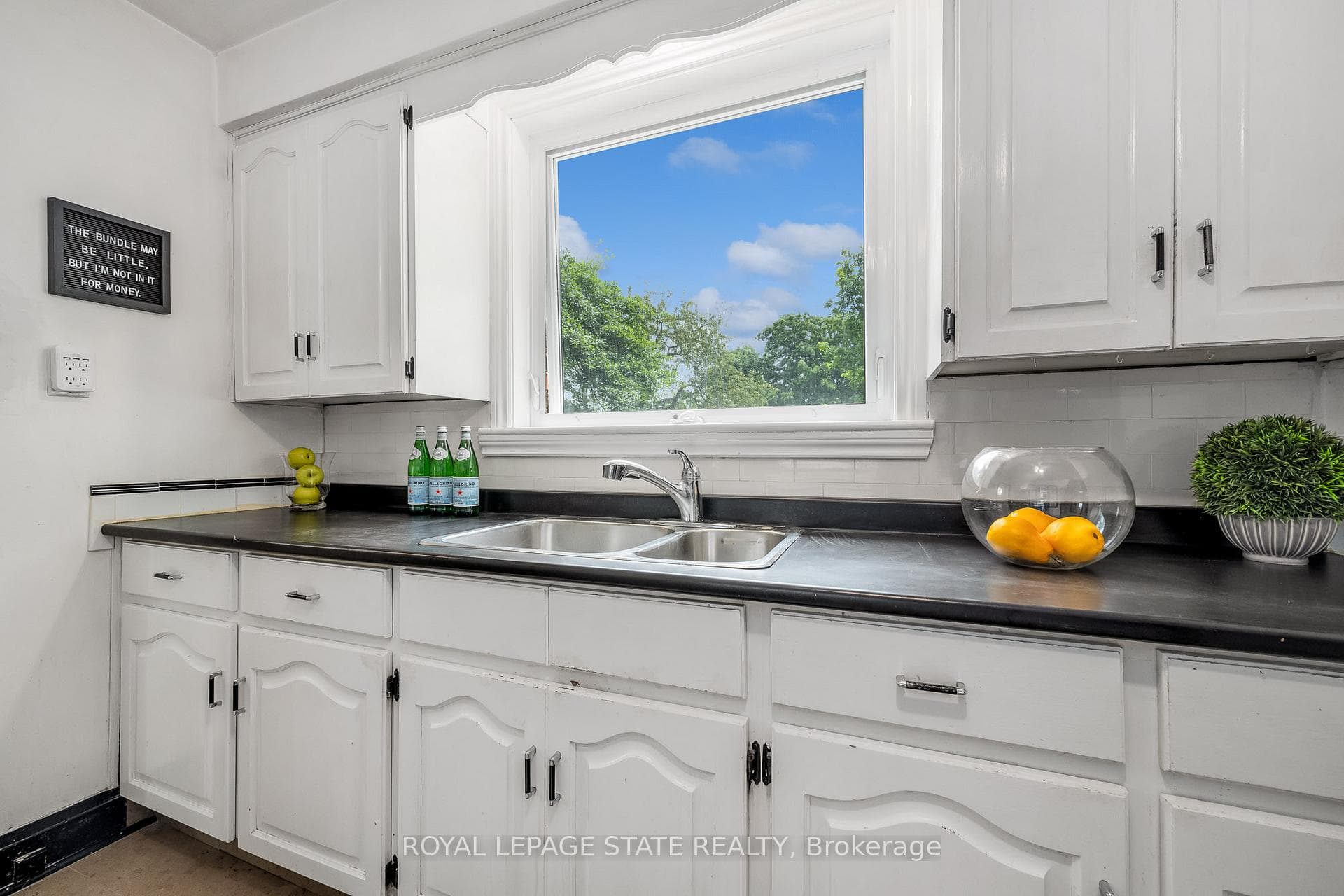 126 Queensdale Avenue photo 8