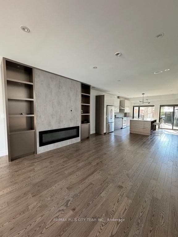 83 O'connor Drive photo 3