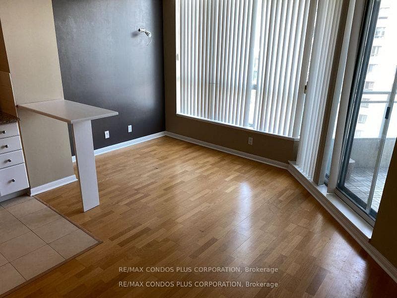 230 Queens Quay West Quay Unit 1027 photo 4