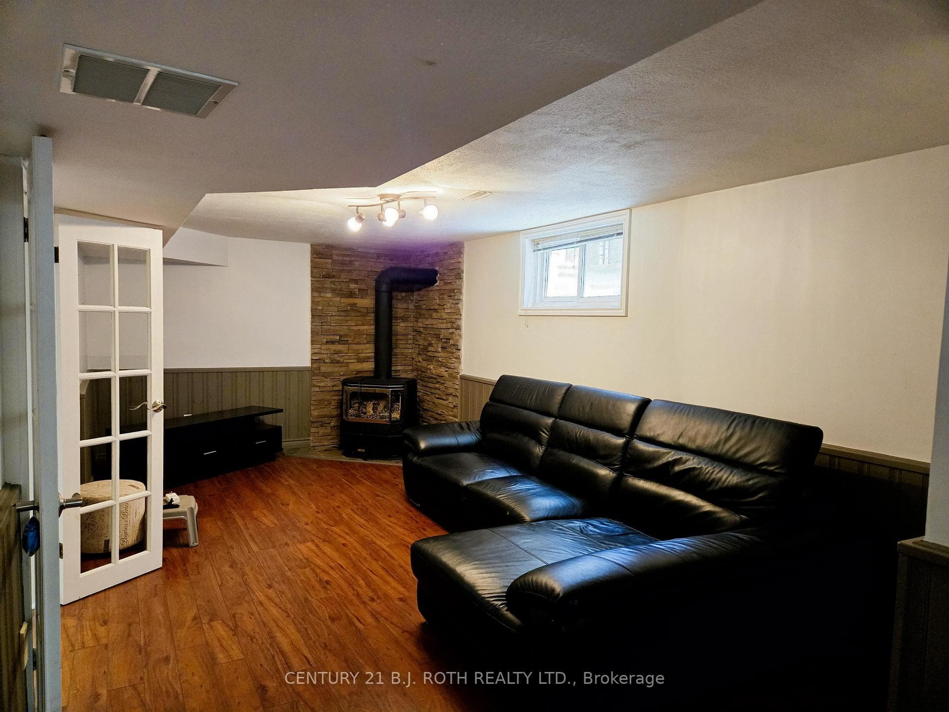 105 Chieftain Crescent photo 9