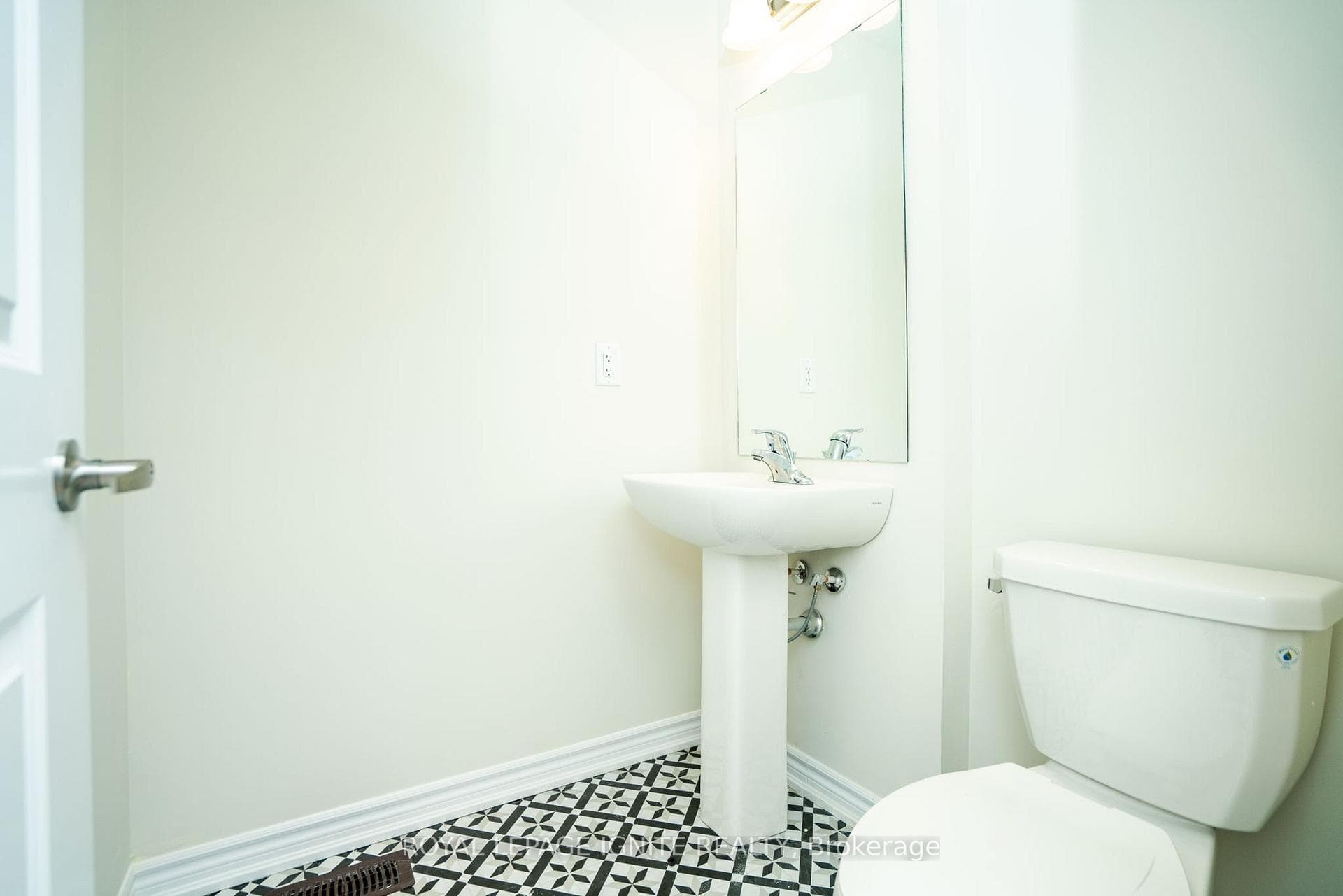 1455 National Common Crescent photo 8