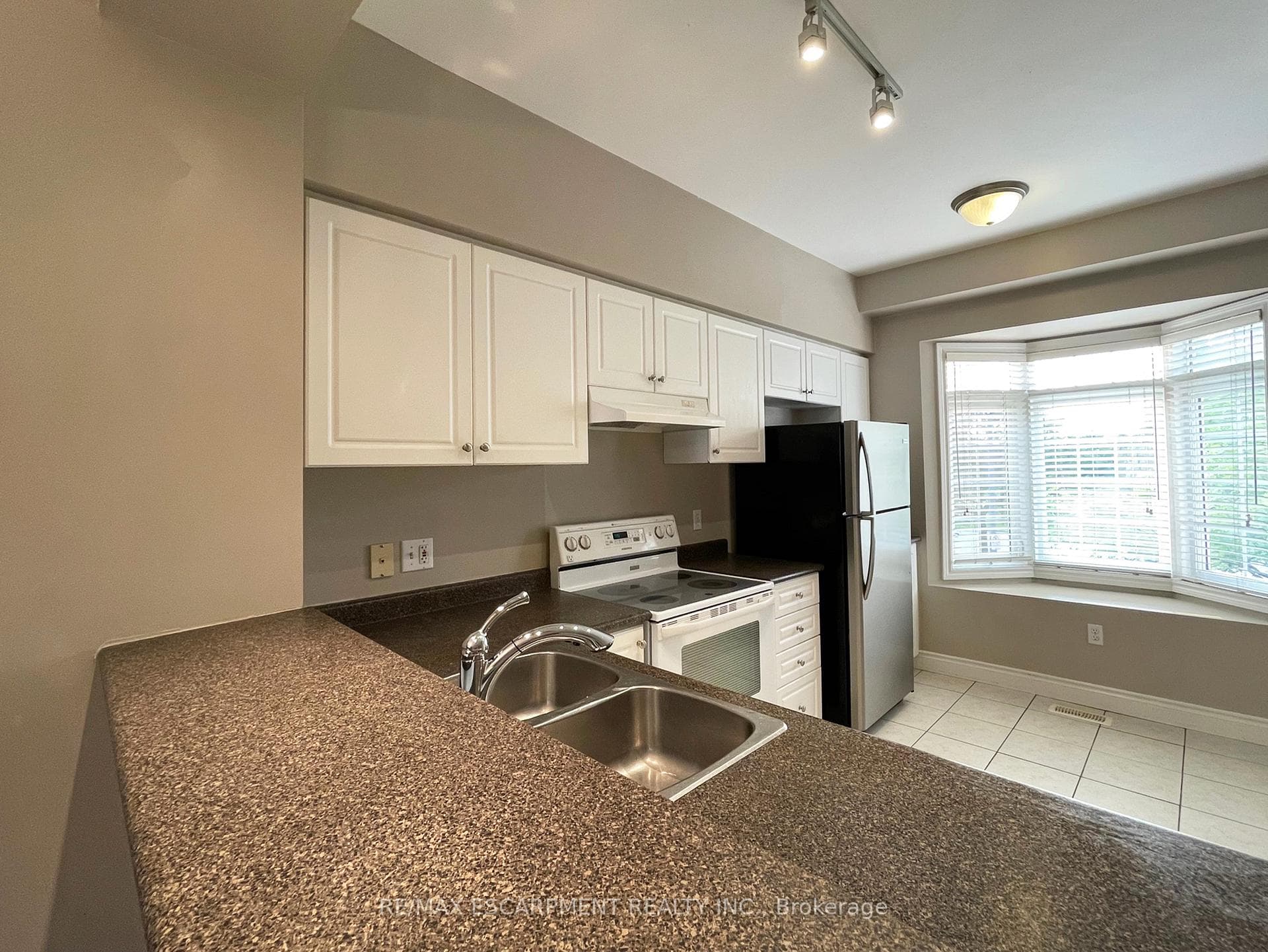5080 Fairview Street Unit 6 photo 6