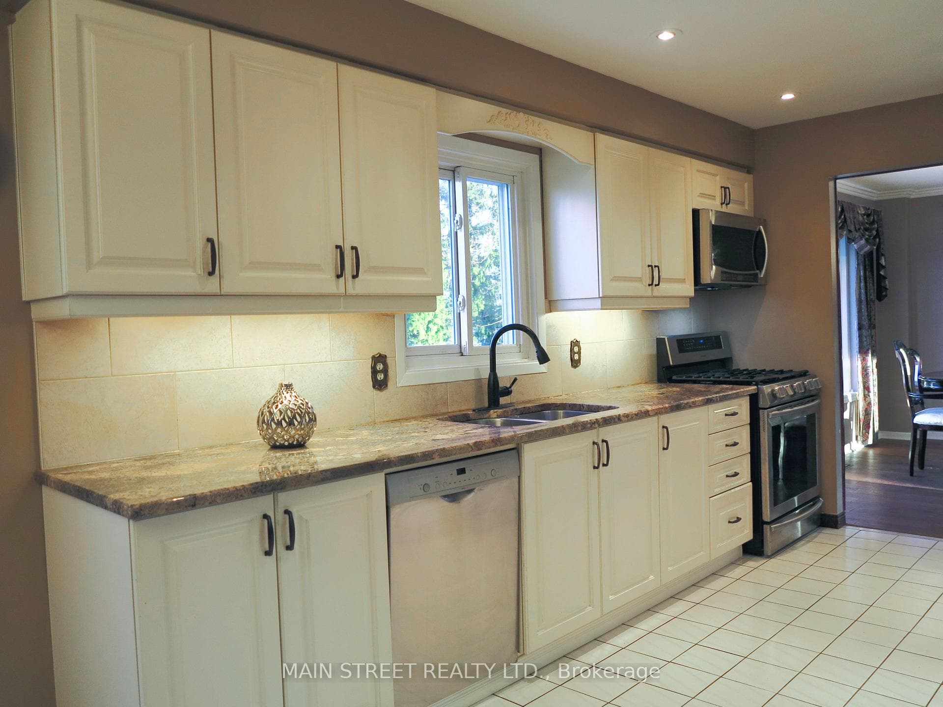Kitchen has granite counters!
