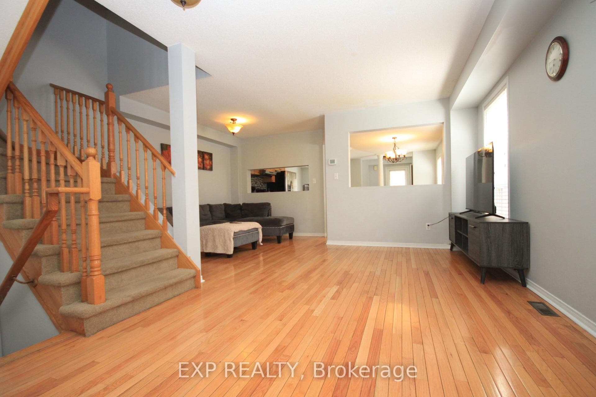 1318 Mowat Lane photo 3