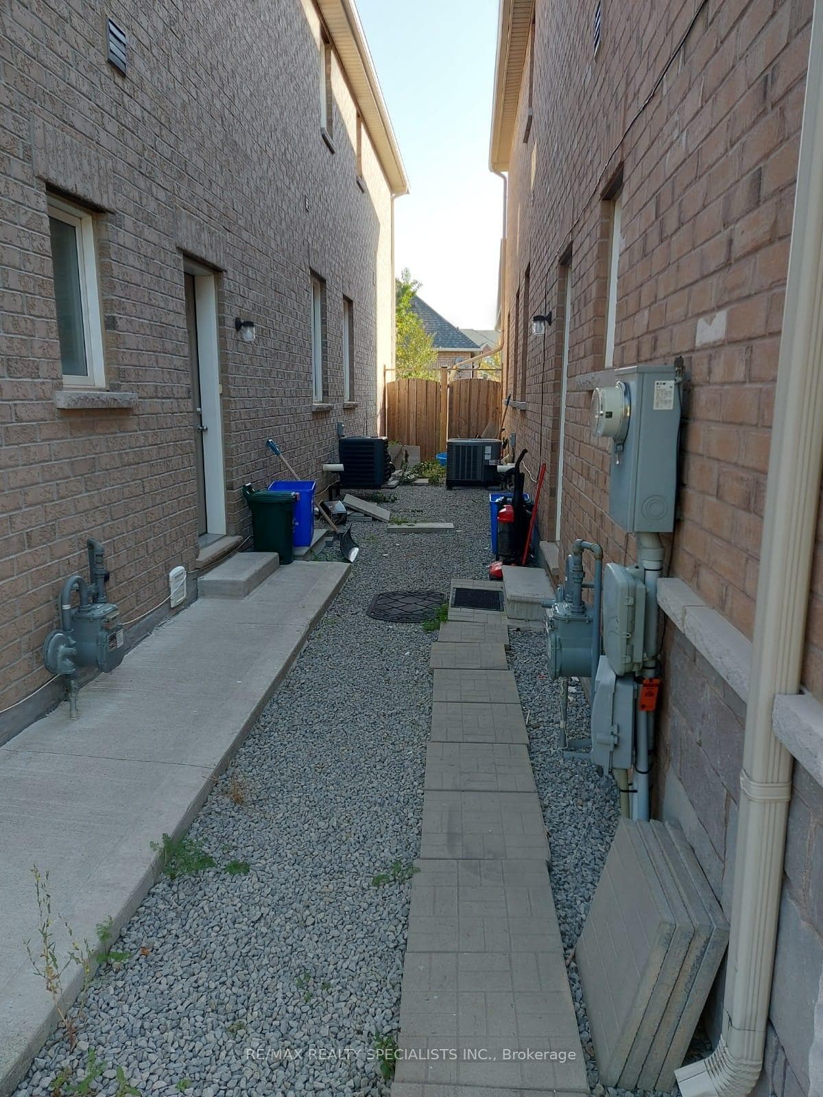 731 Agnew Crescent photo 13