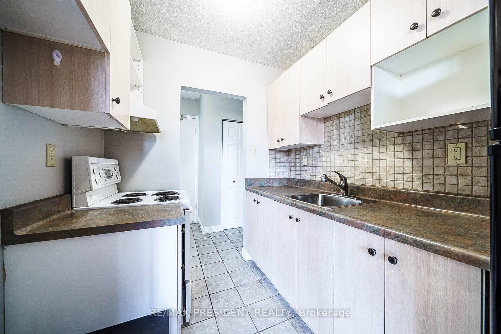 81 Charlton Avenue Unit 402 photo 17