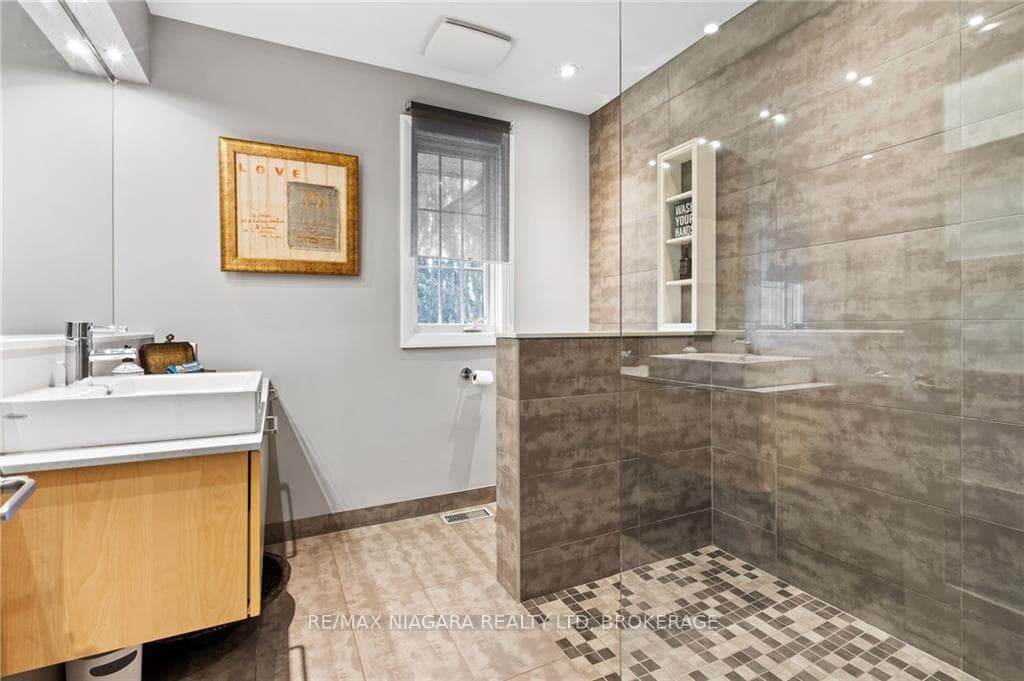 305 John Street photo 19
