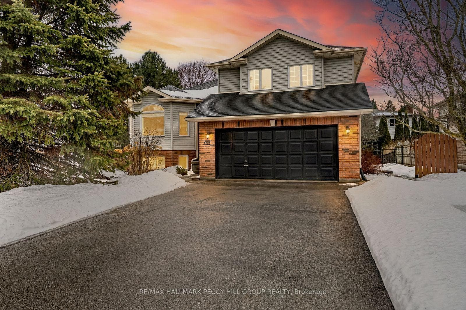 239 Simcoe Street photo 2