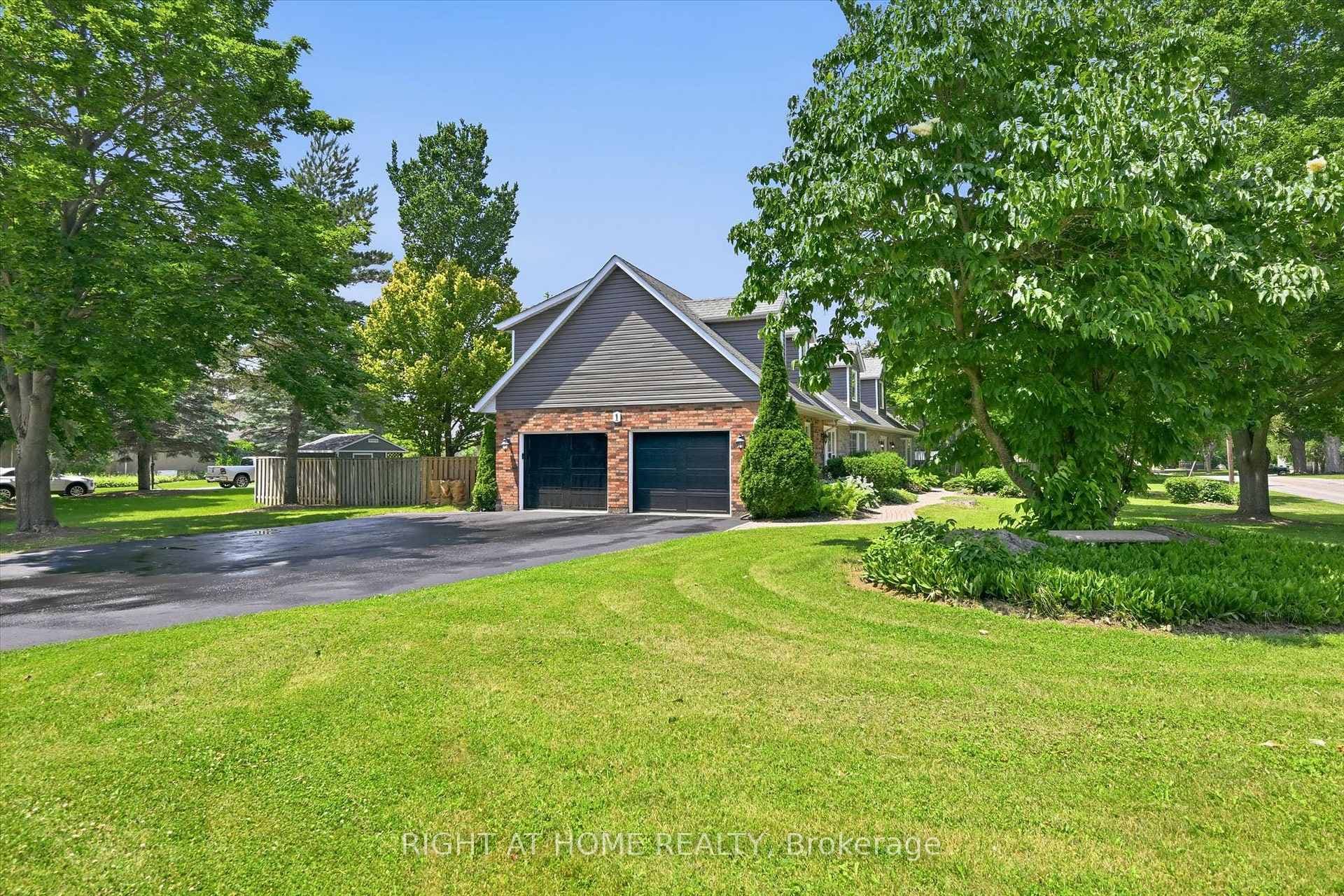 Double Garage w massive driveway, 9 Parking Spaces