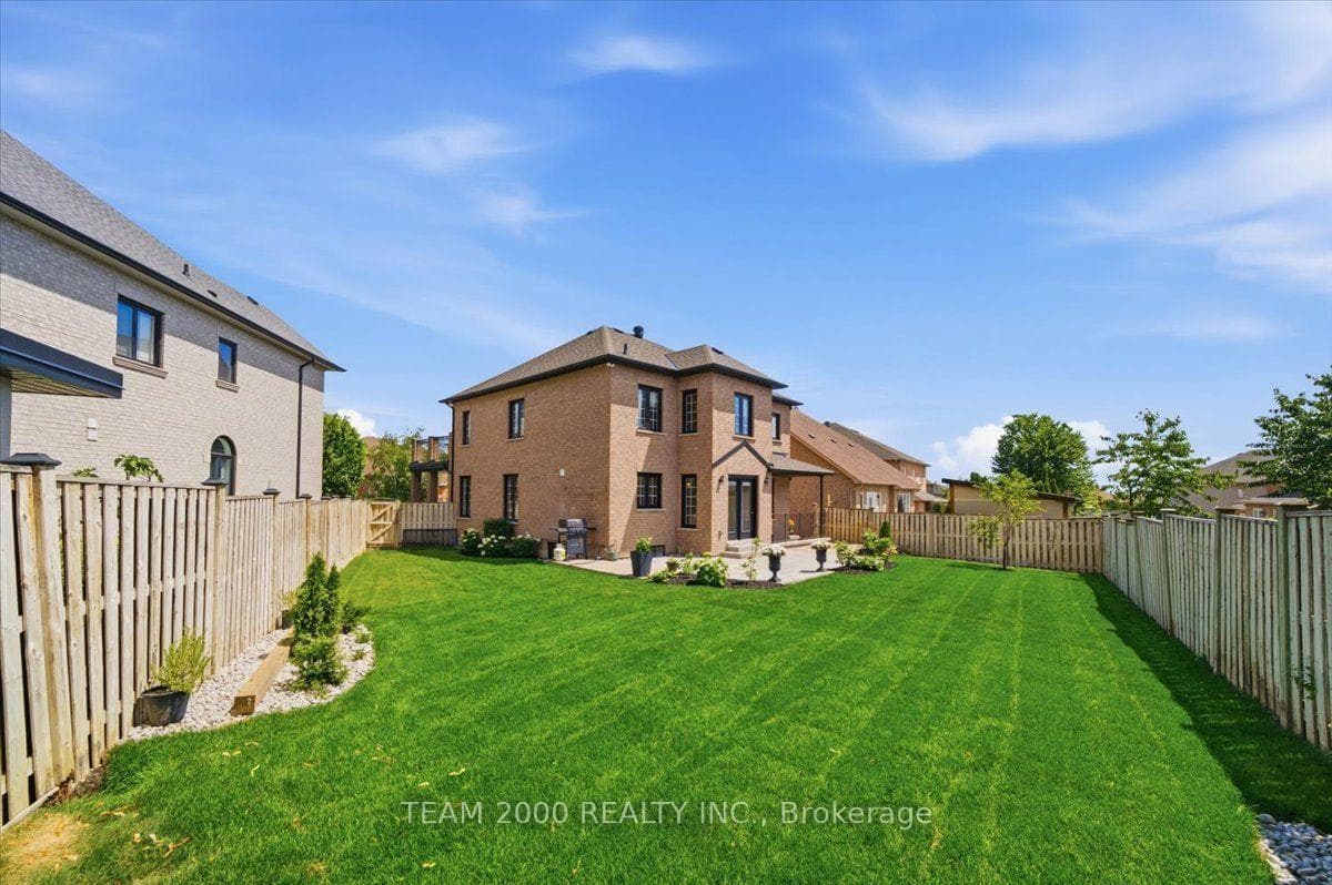 26 Crown Crescent photo 37