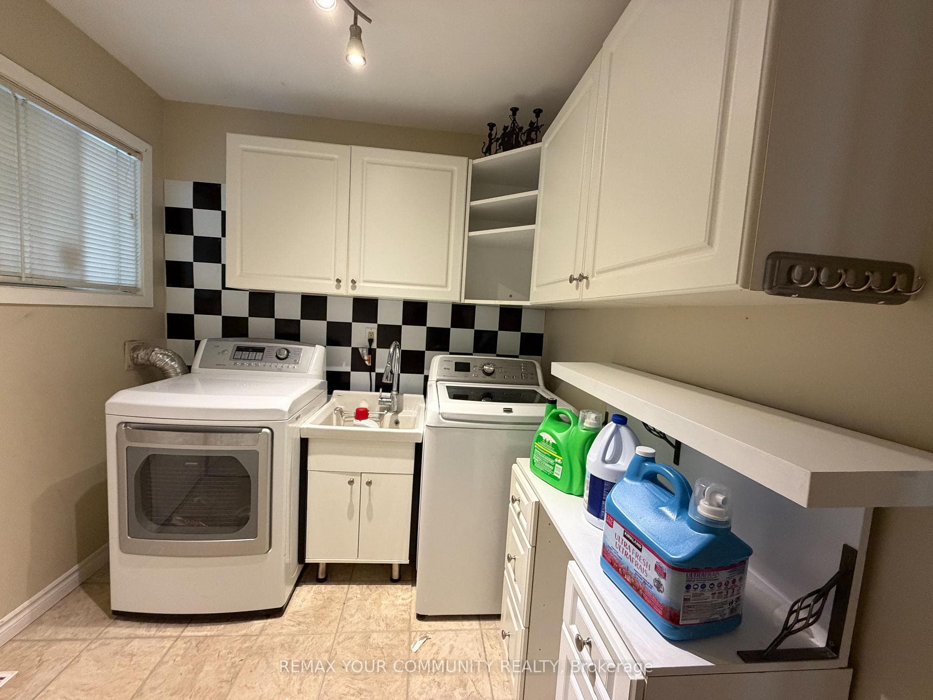 209 Yorkshire Drive photo 31