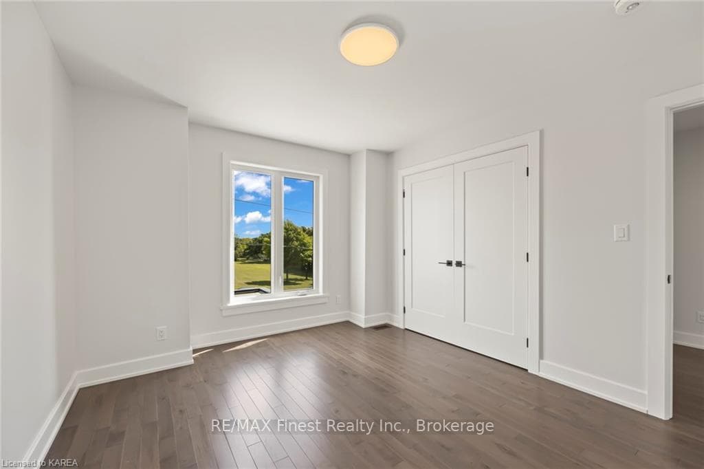 20 PARK Crescent photo 37