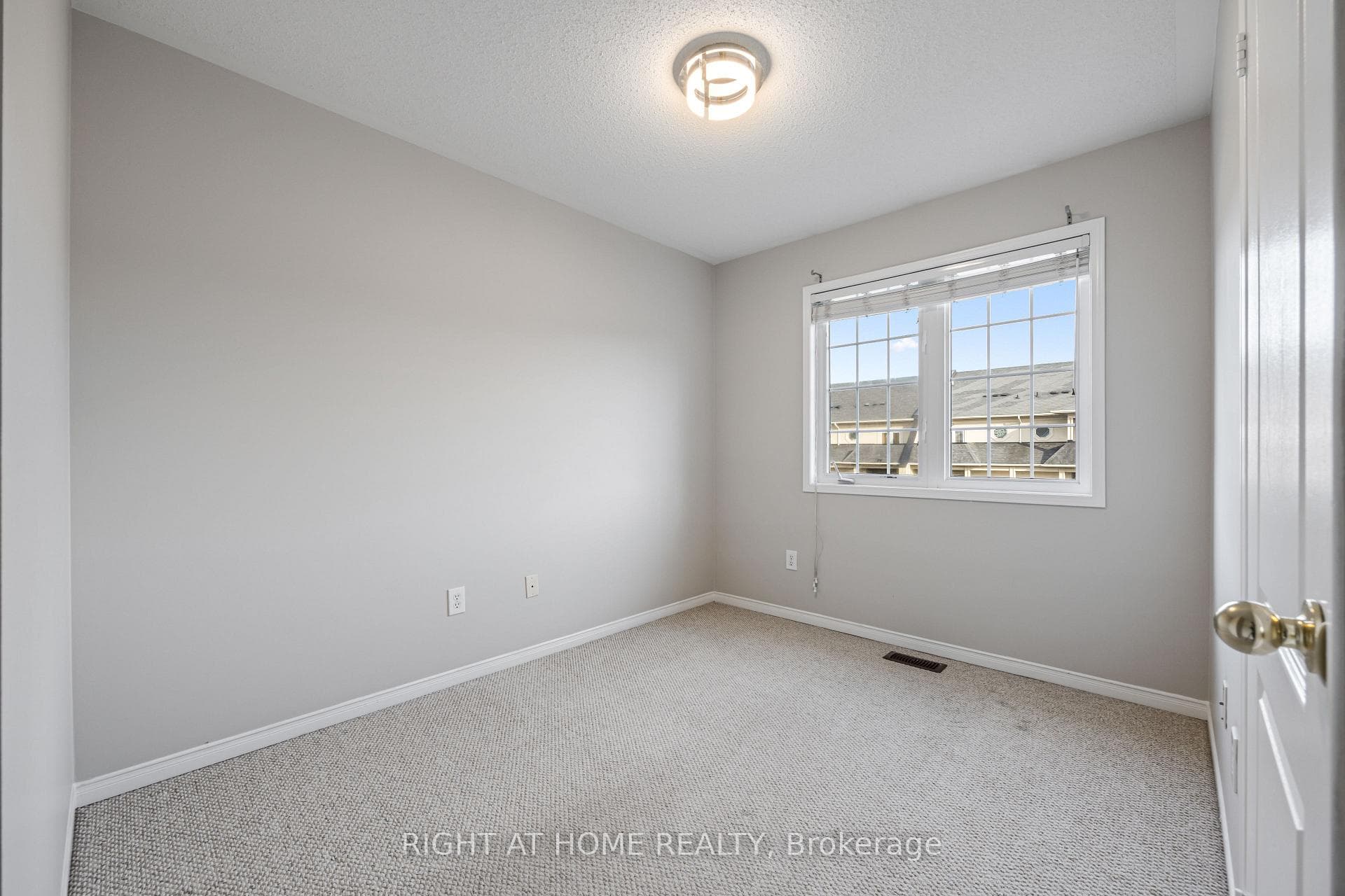 1259 Lamont Crescent photo 11
