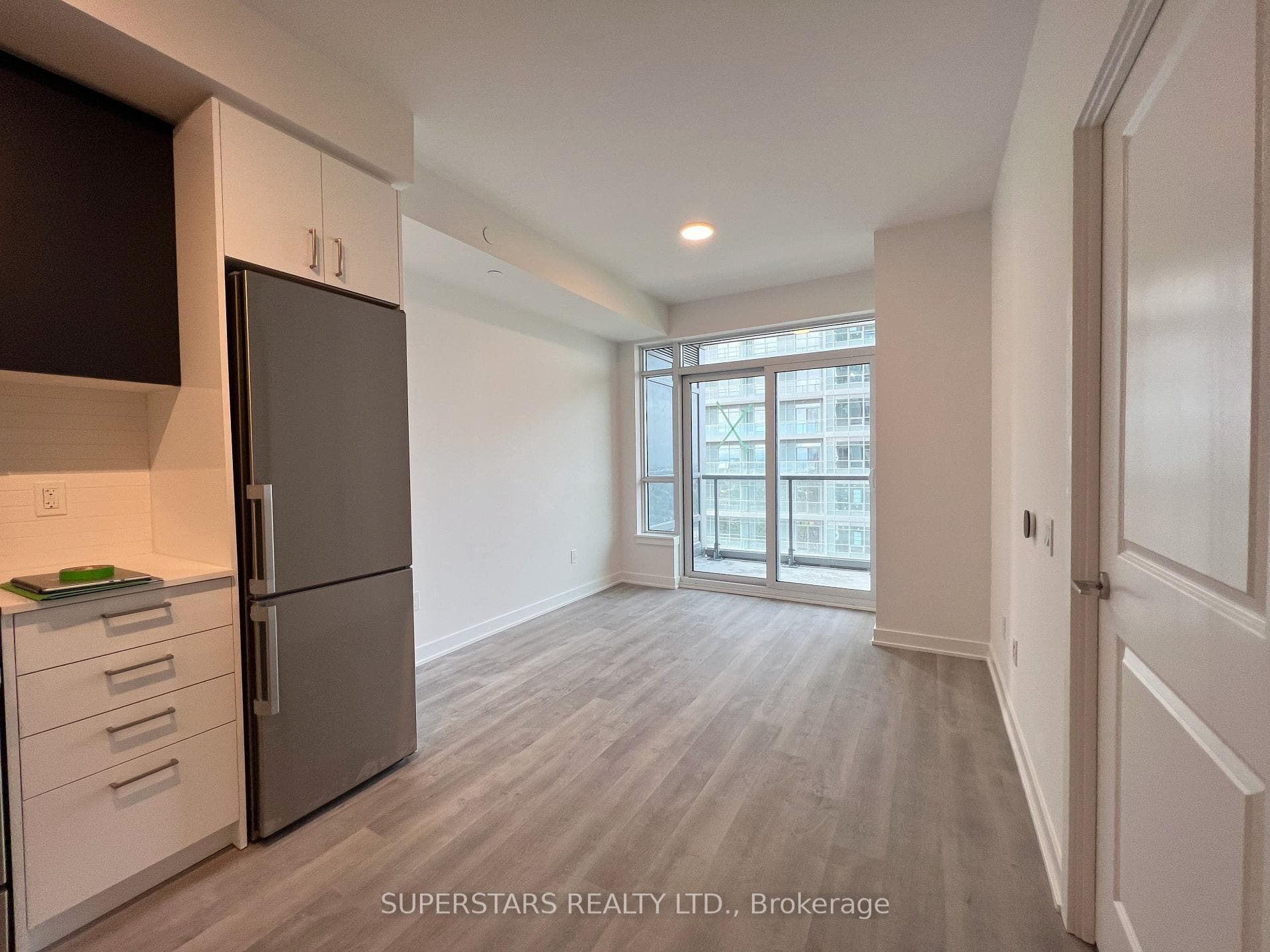 50 Upper Mall Way Unit 2003 photo 3