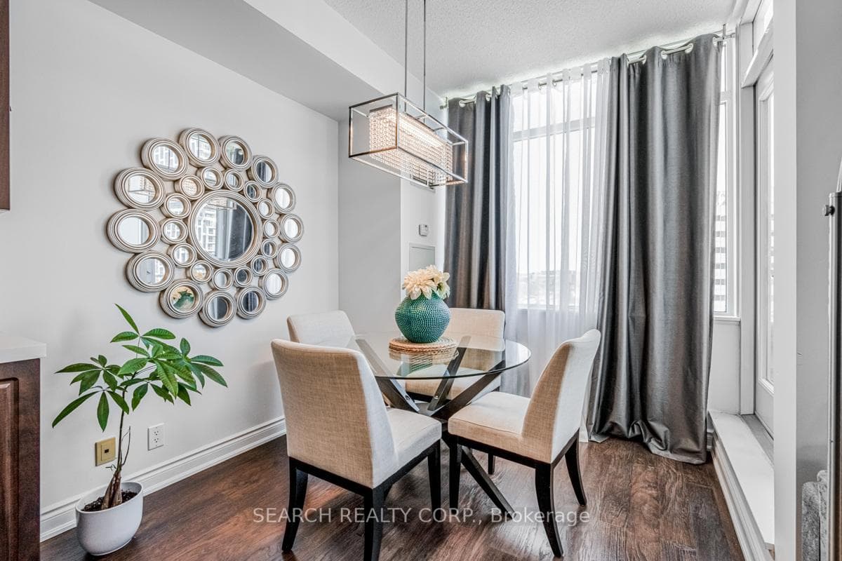 220 Burnhamthorpe Road Unit 919 photo 12