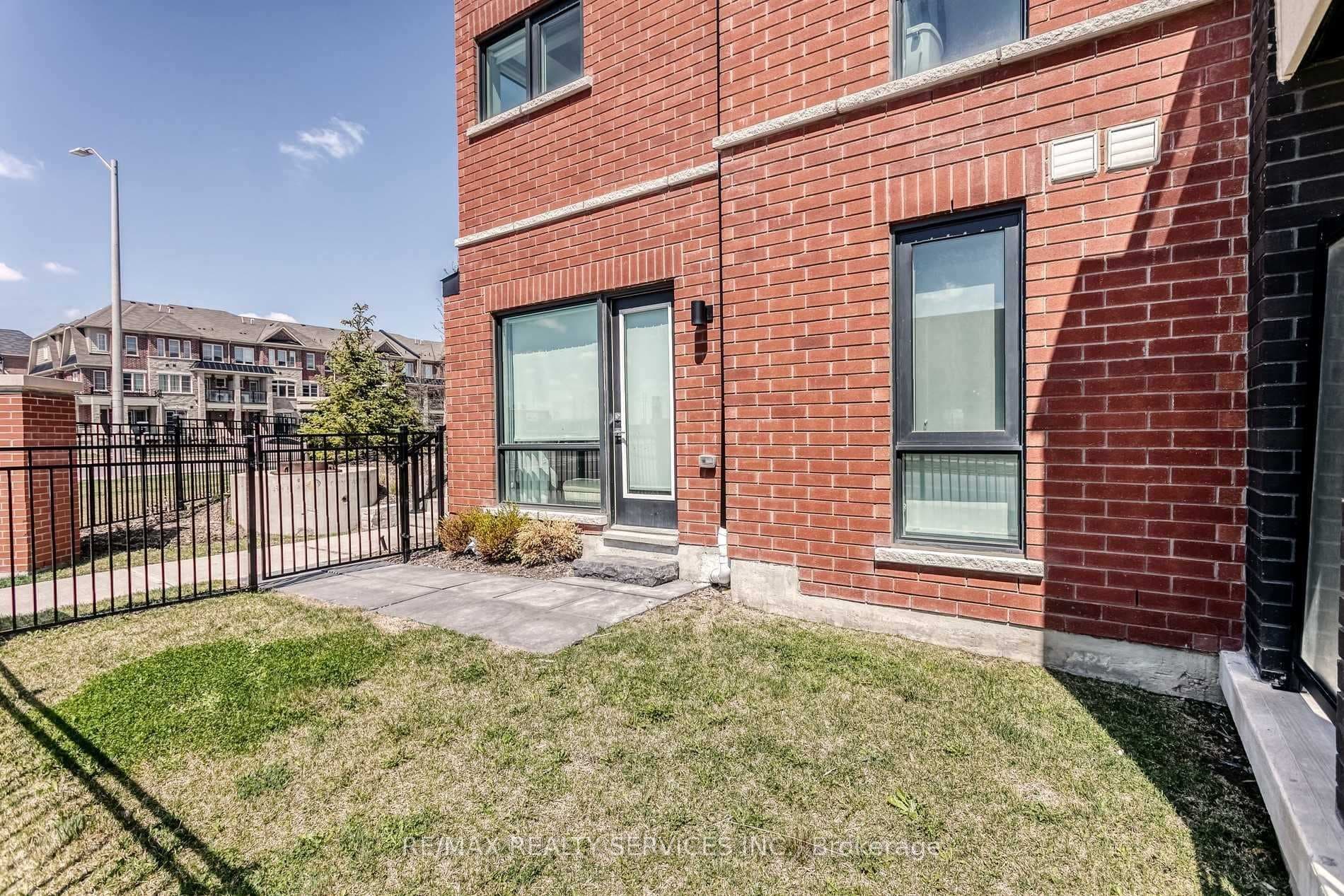 100 Dufay Road Unit 21 photo 3