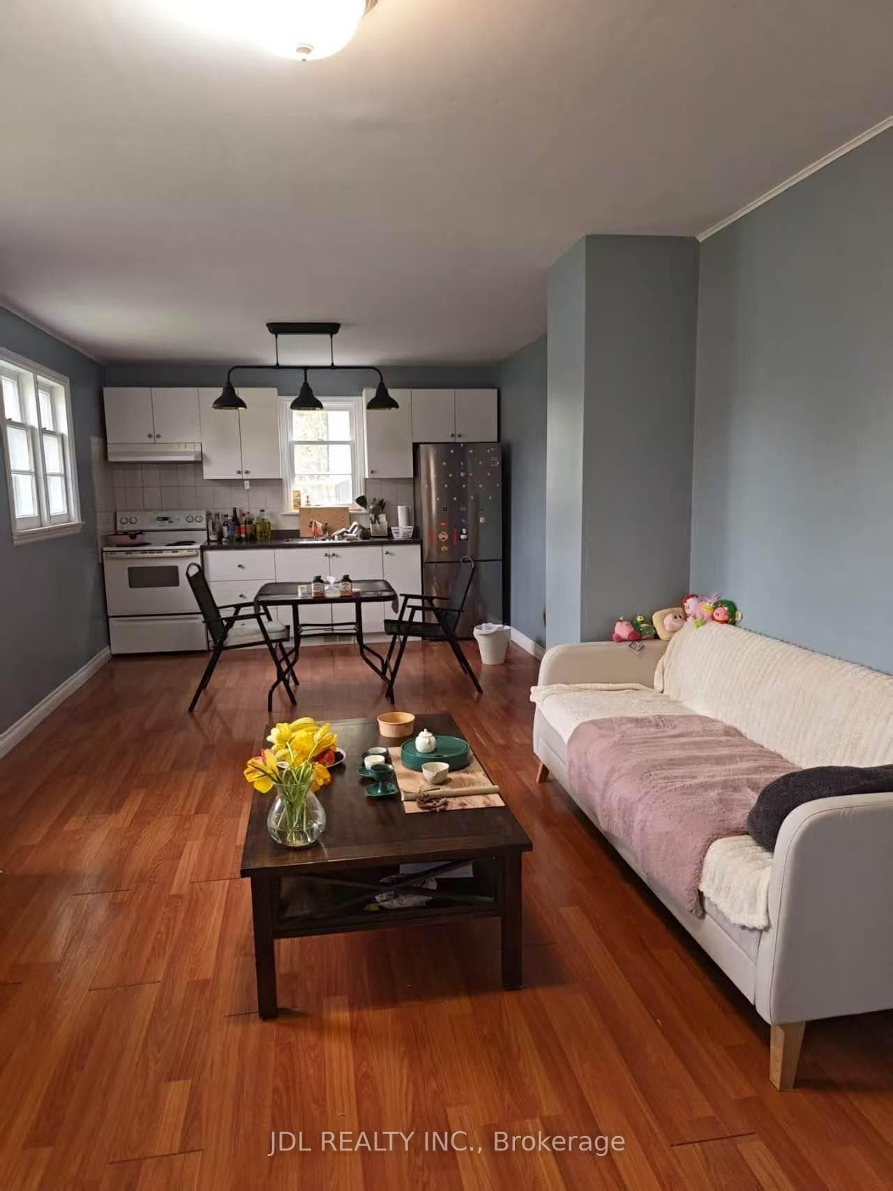 555 Wellington Street photo 3