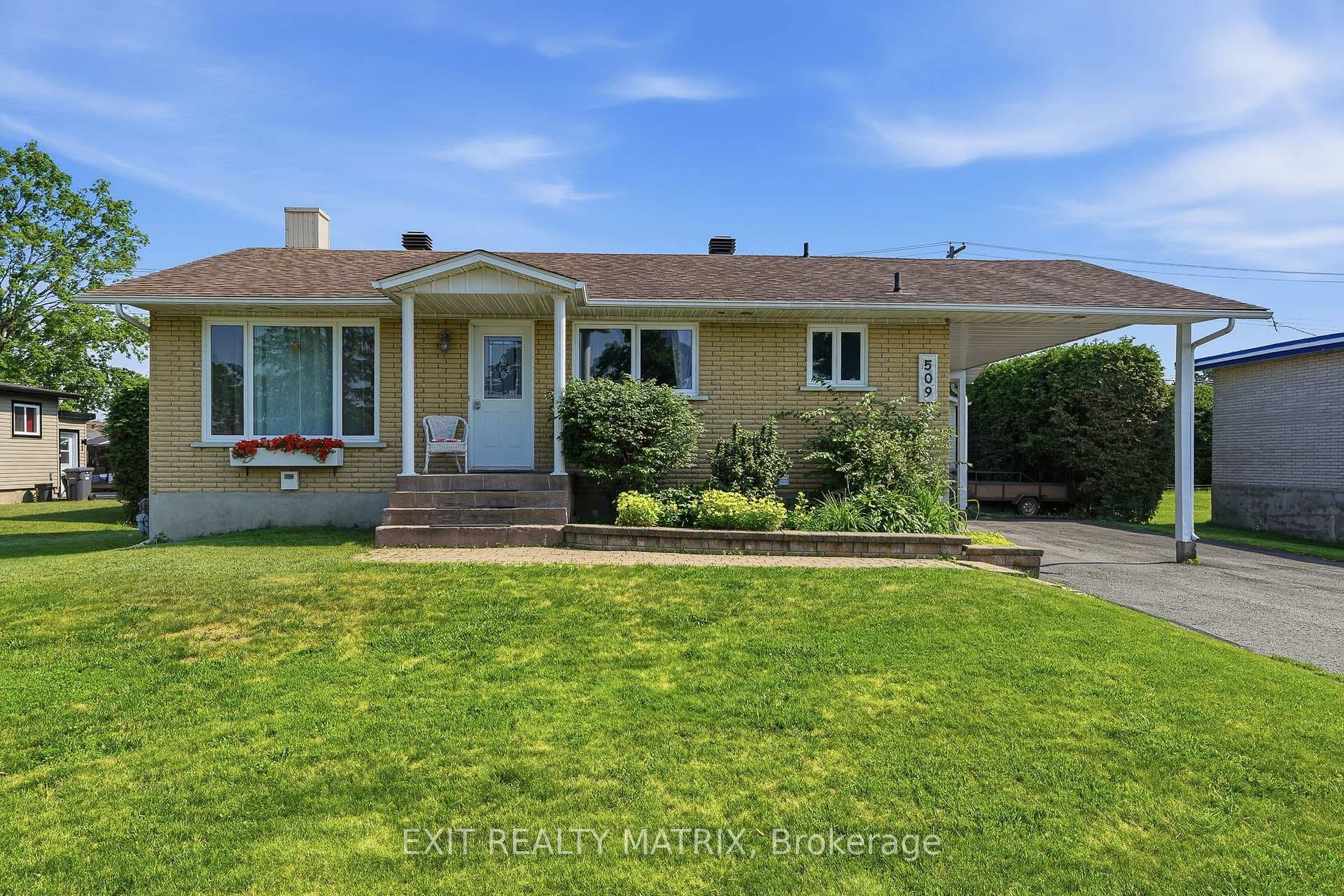 509 Ghislain Street photo 2