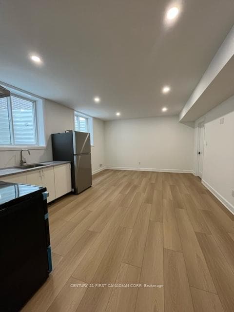 799 Gatestone Road Unit Lower photo 6