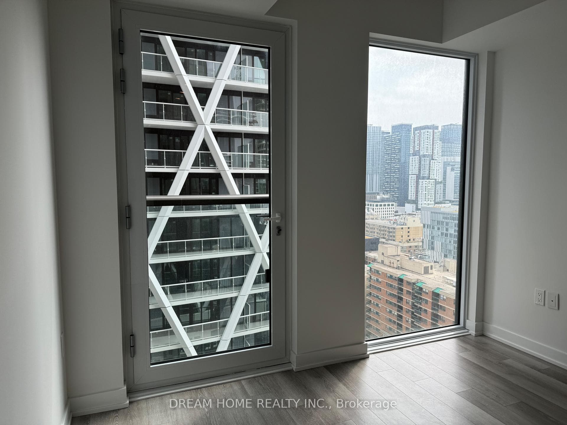 238 Simcoe Street Unit 1807 photo 3