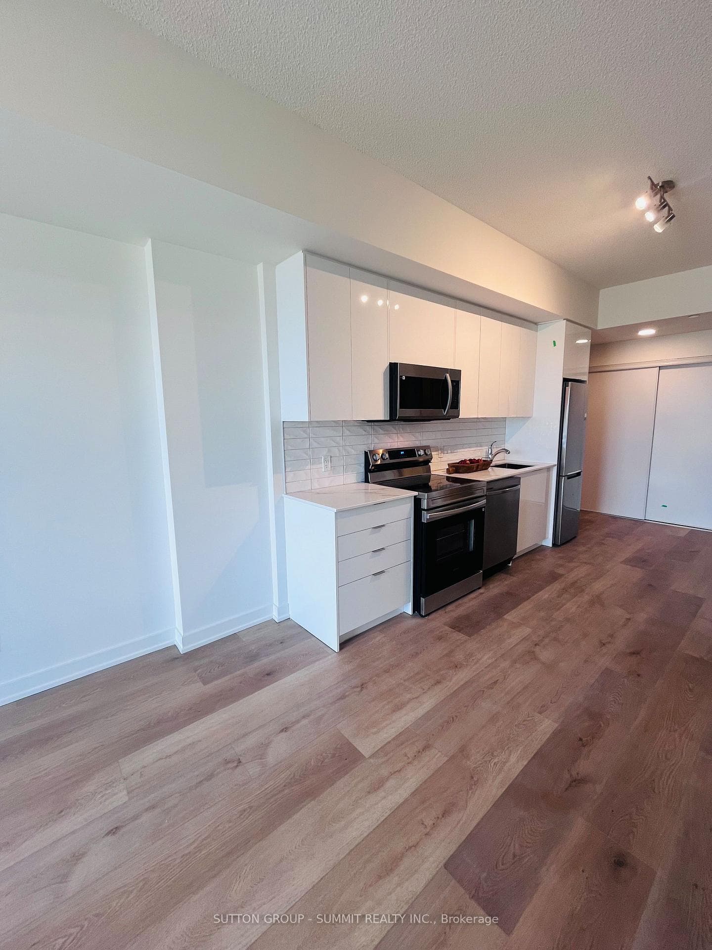 33 ERIE Avenue Unit 402 photo 6